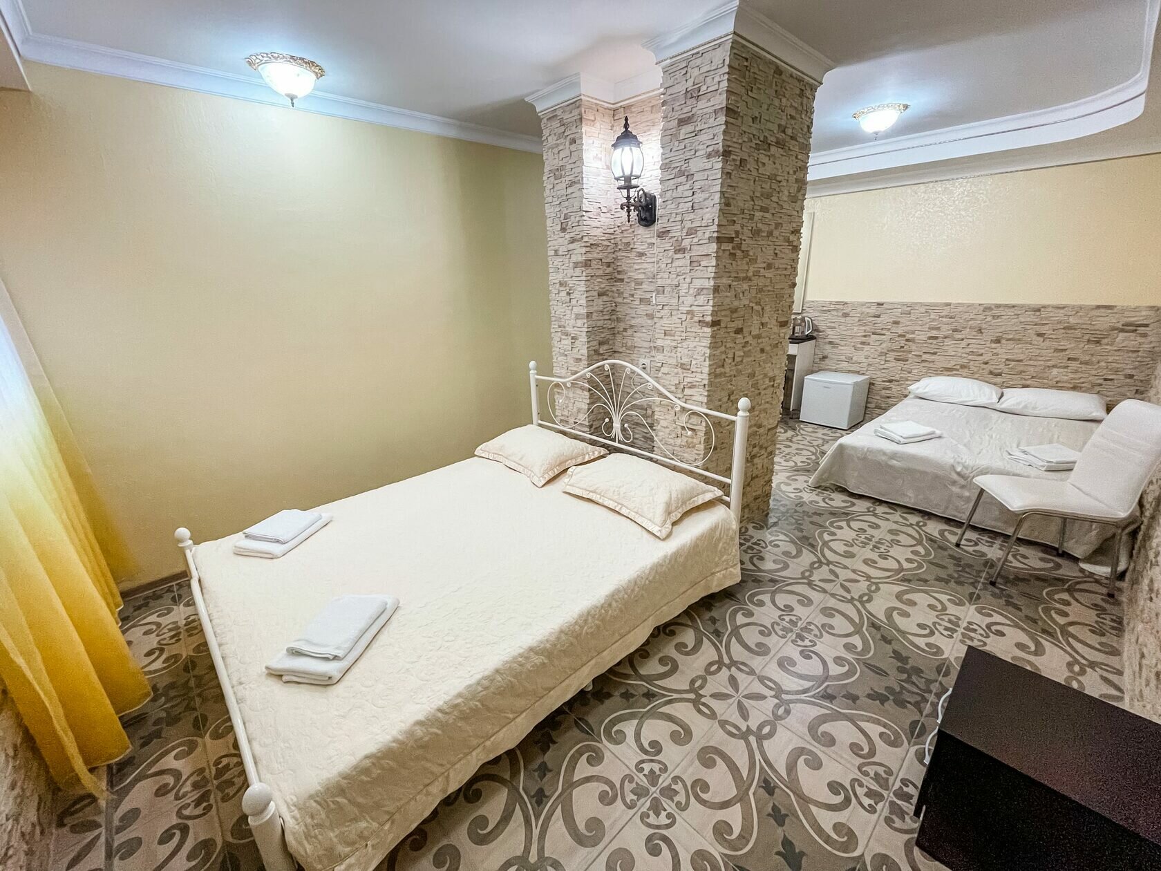 Четырехместный номер эконом-класса с общей ванной комнатой