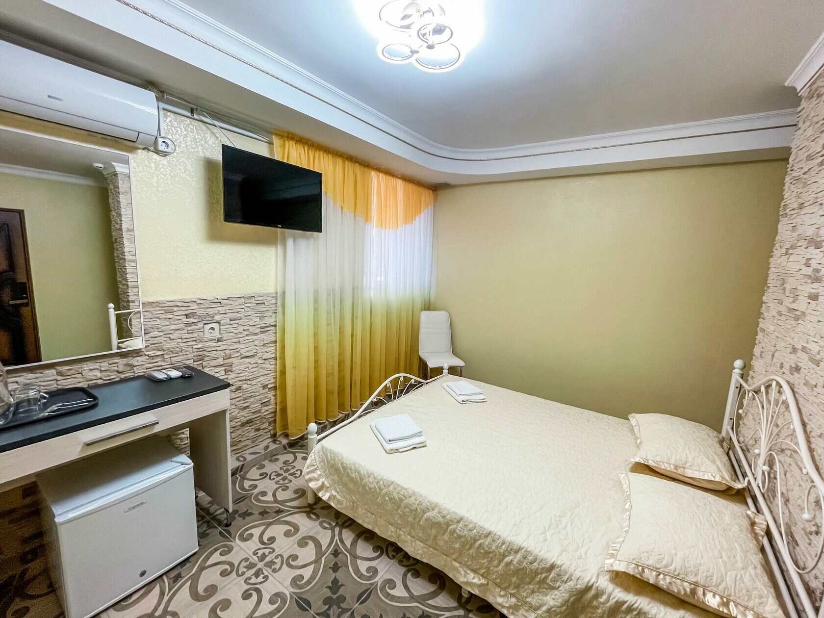 Четырехместный номер эконом-класса с общей ванной комнатой