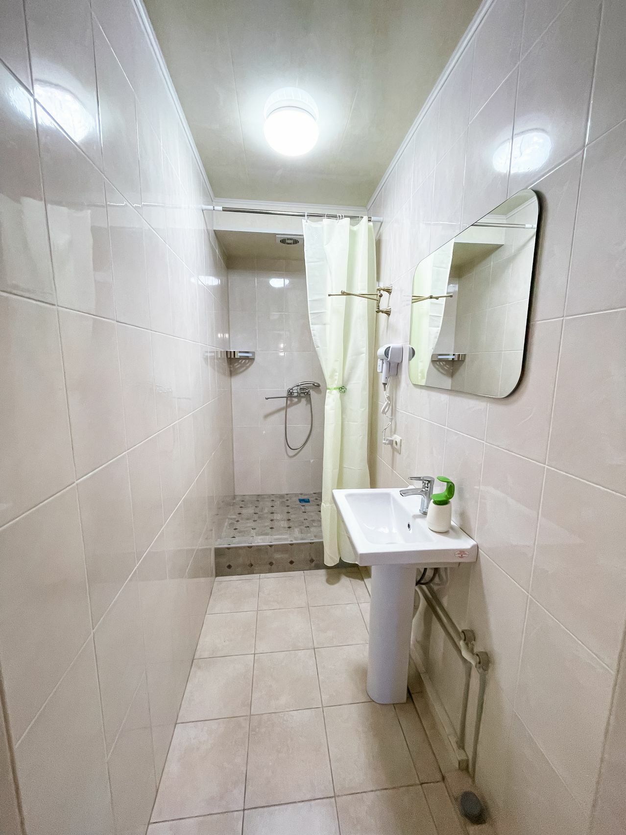 Четырехместный номер эконом-класса с общей ванной комнатой