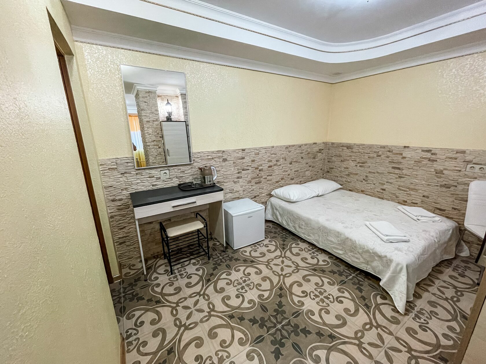 Четырехместный номер эконом-класса с общей ванной комнатой