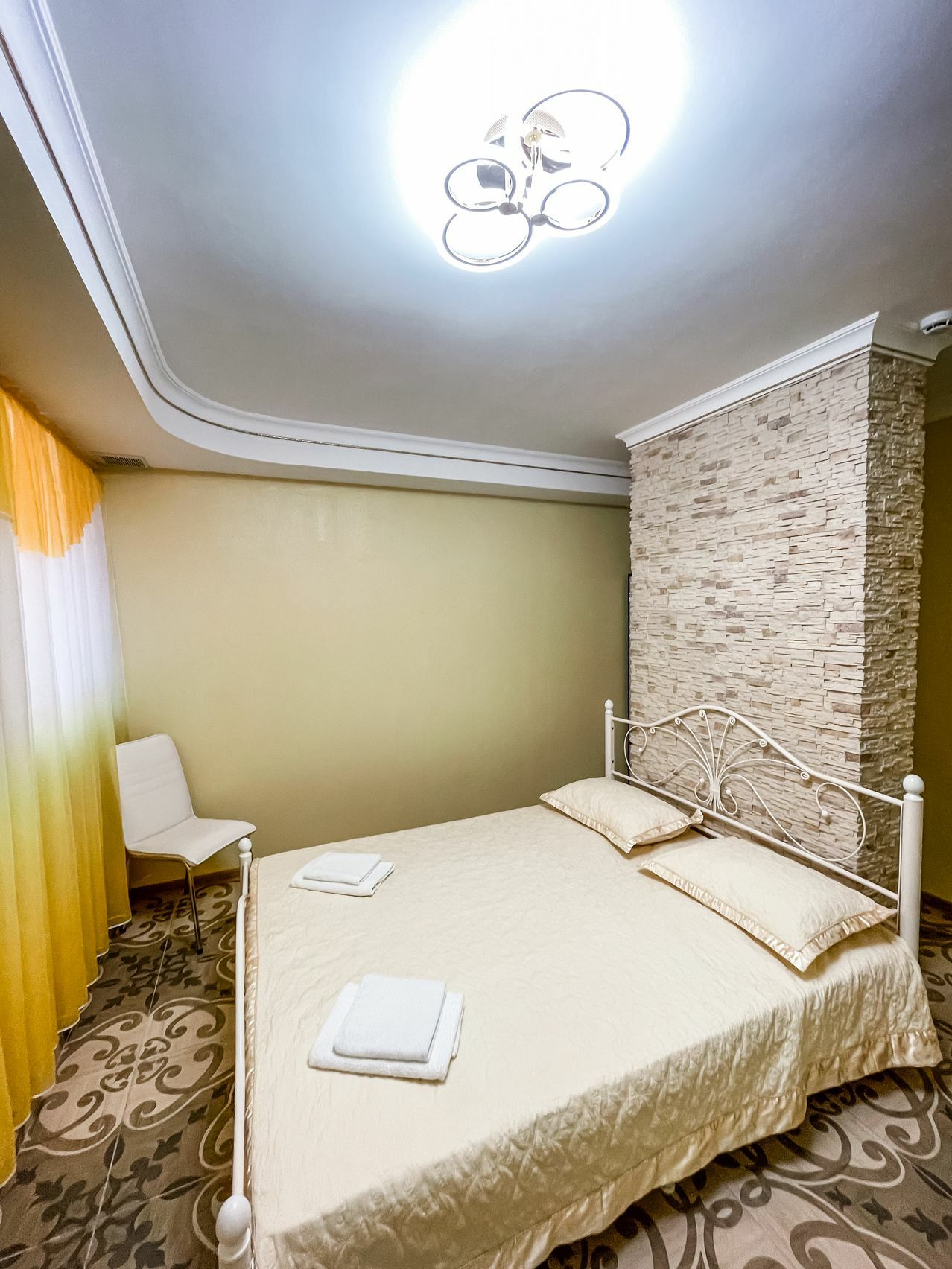 Четырехместный номер эконом-класса с общей ванной комнатой