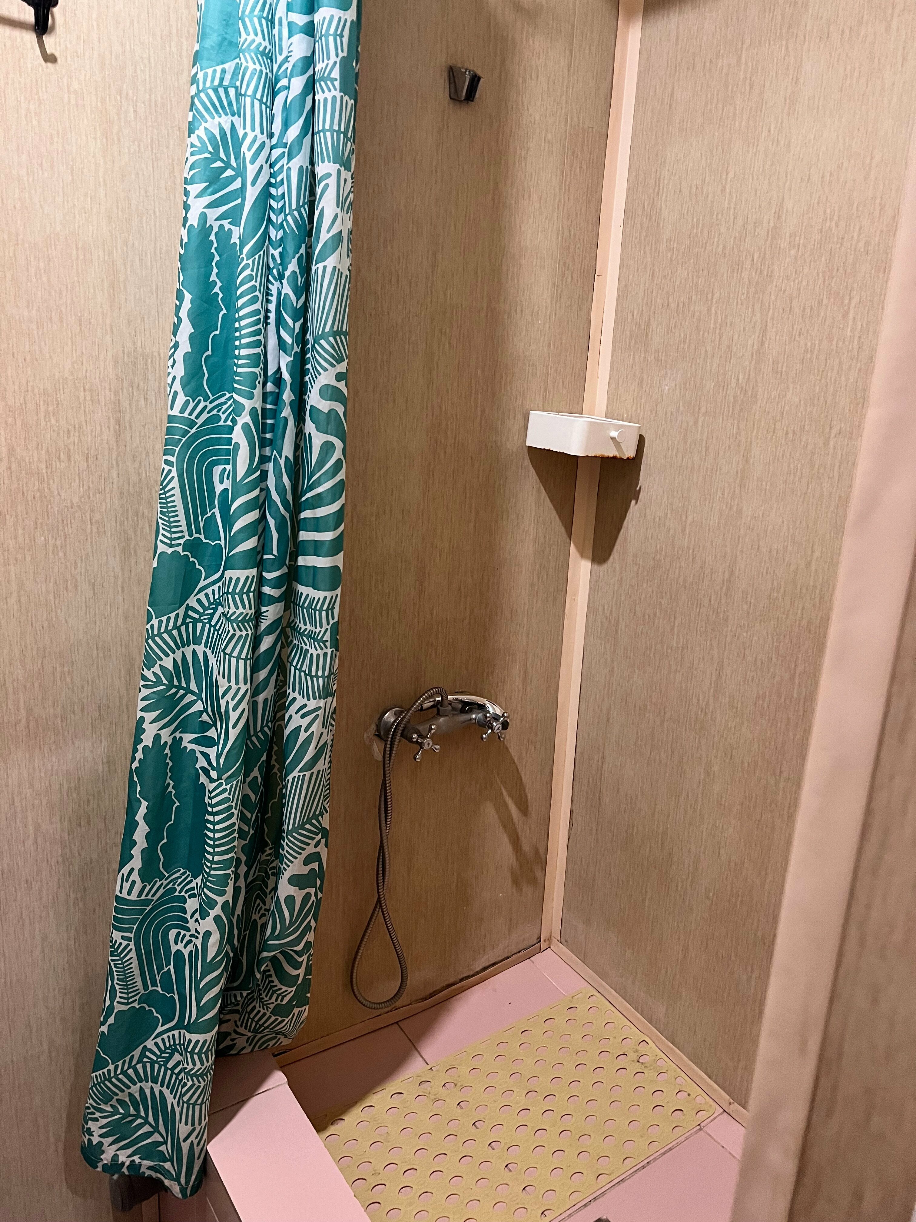 Двухместный номер с 2 отдельными кроватями и общей ванной комнатой