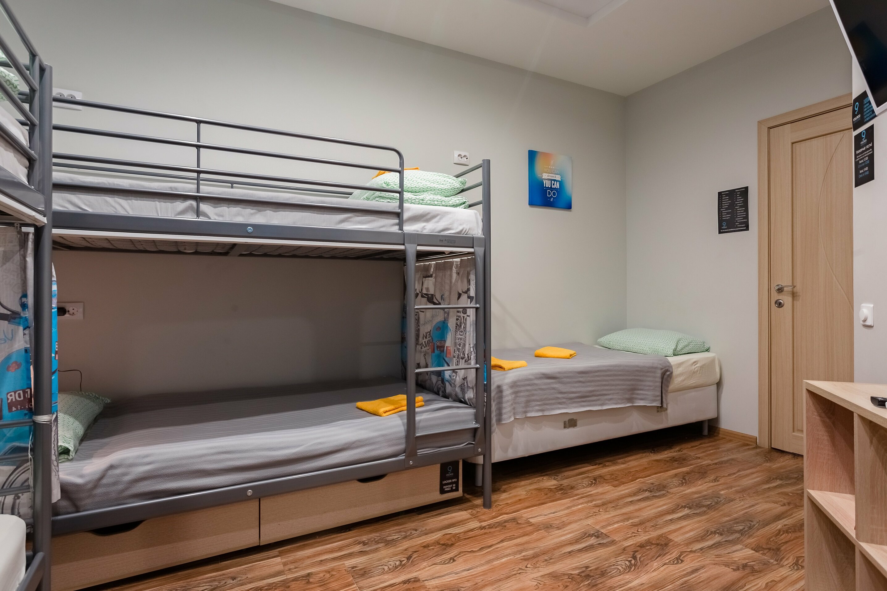 Спальное место на двухъярусной кровати в общем номере для женщин