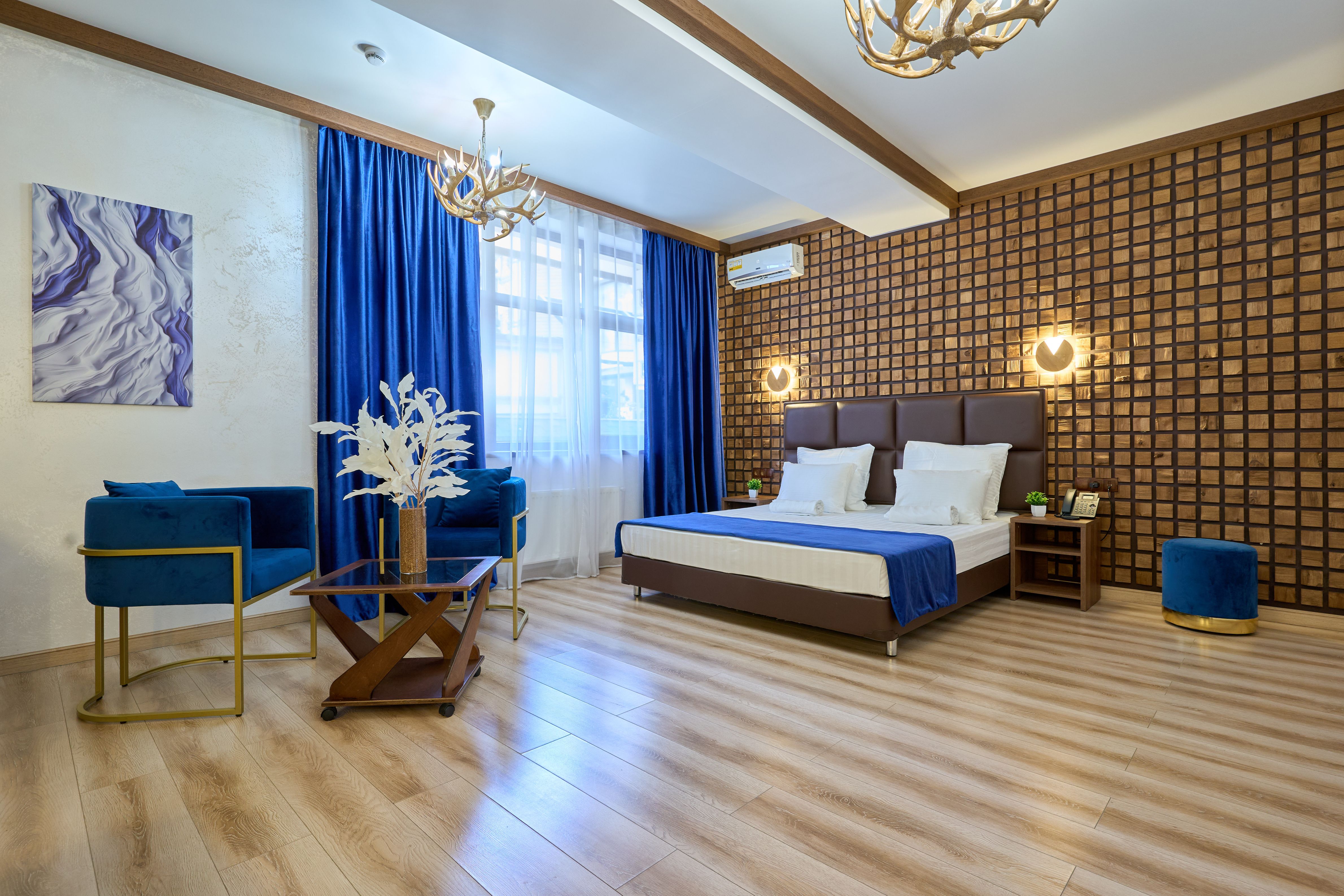 Полулюкс 2-х местный с двуспальным диваном-кроватью