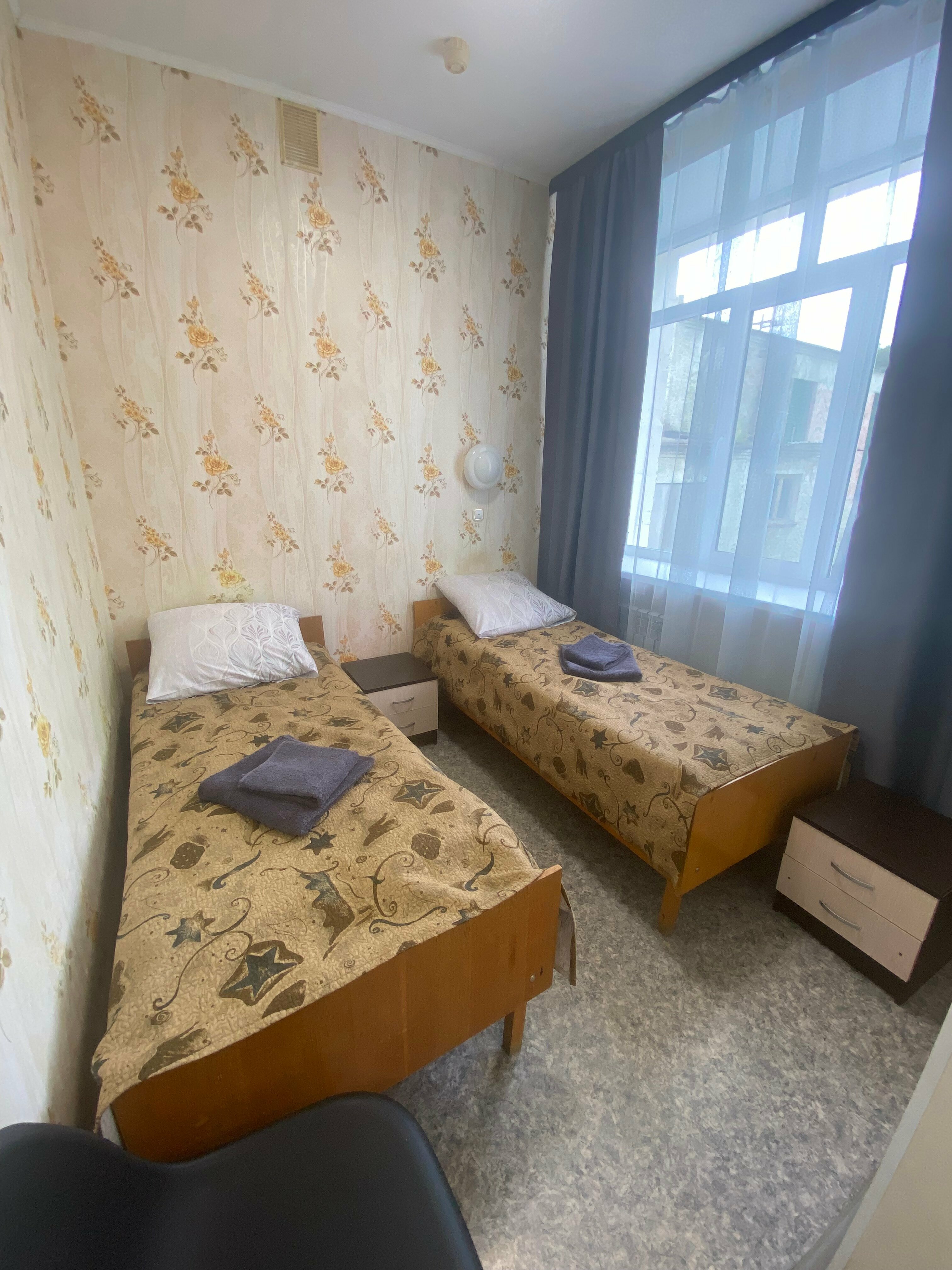 Трехместный номер эконом-класса с общей ванной комнатой