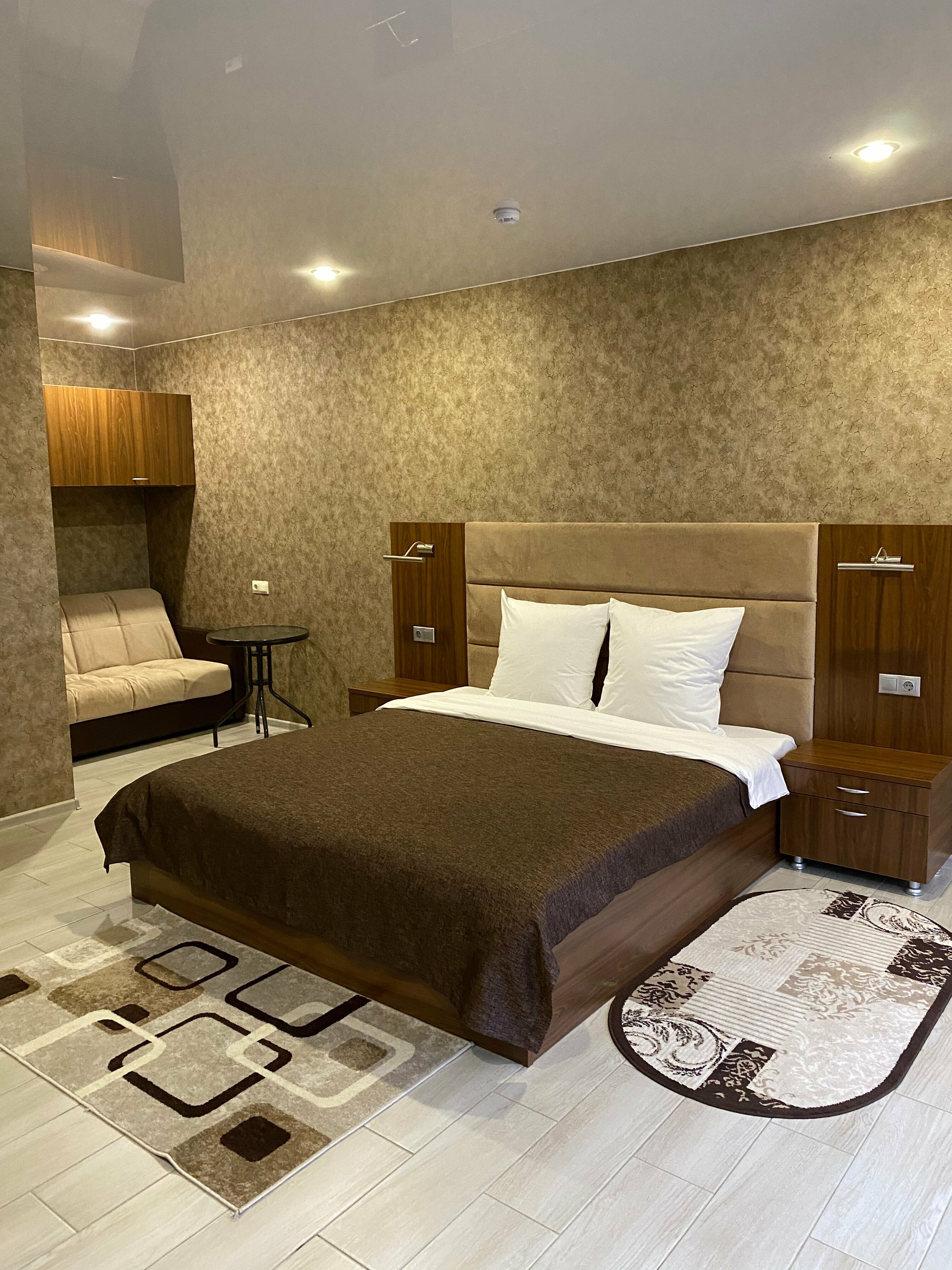 Двухместный номер с двуспальной кроватью и дополнительной кроватью