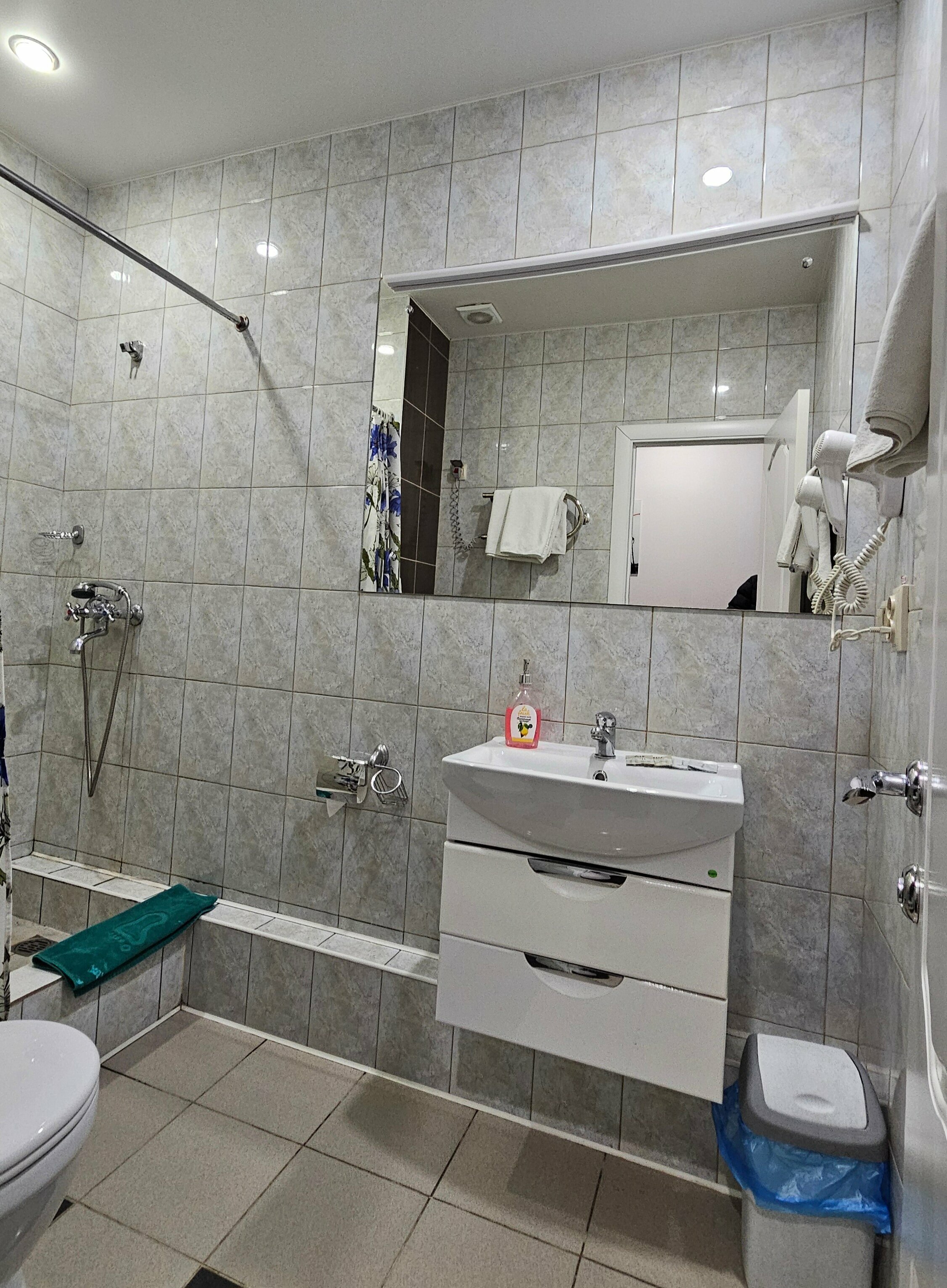 Двухместный номер с 2 отдельными кроватями и душем