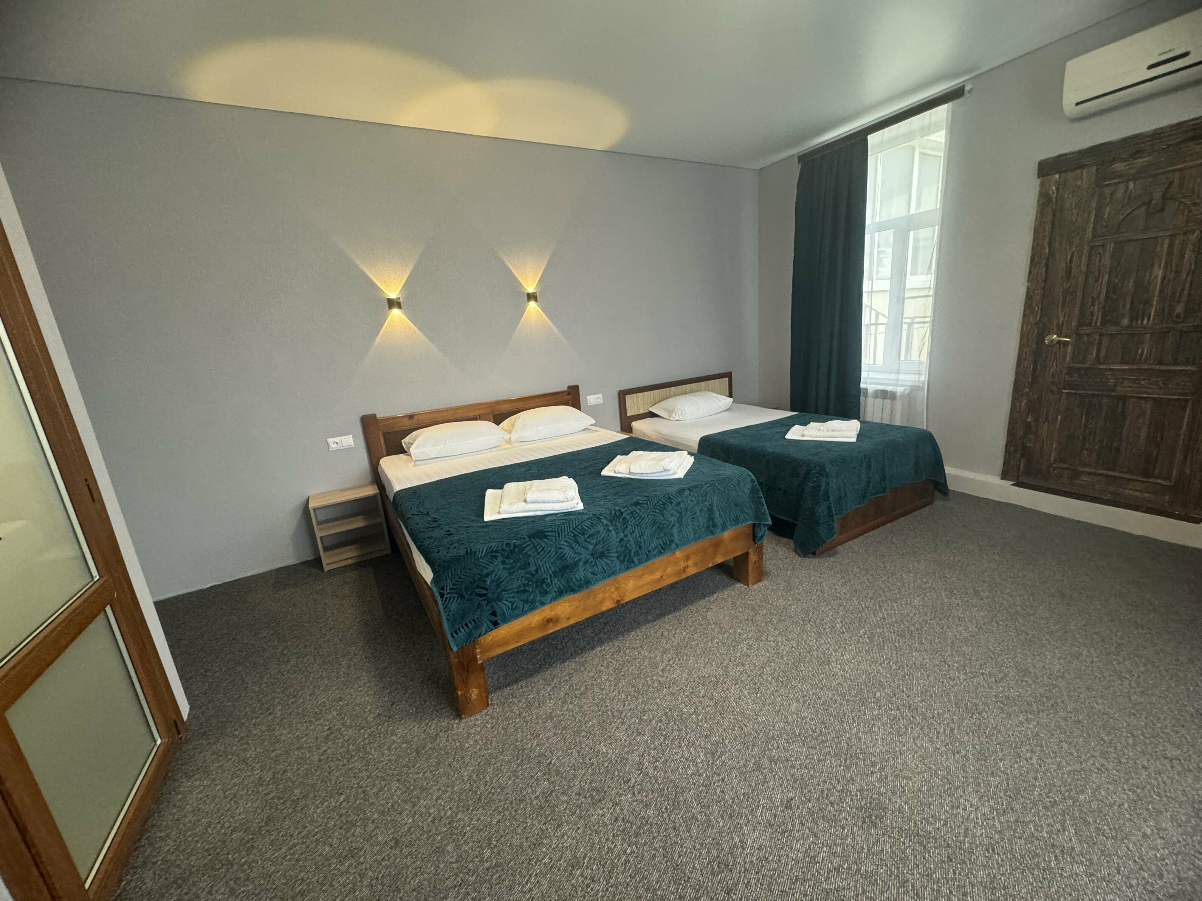 Трехместный номер с балконом