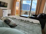 Домик с двухместной кроватью и диваном в Горное озеро