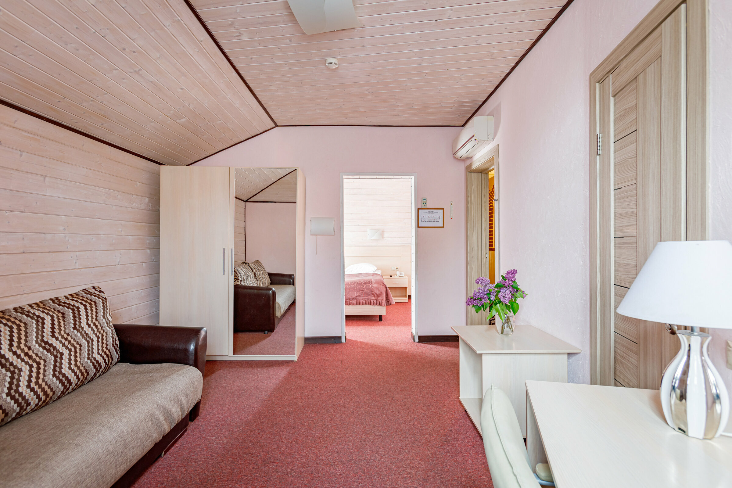 Cемейный номер с собственной ванной комнатой