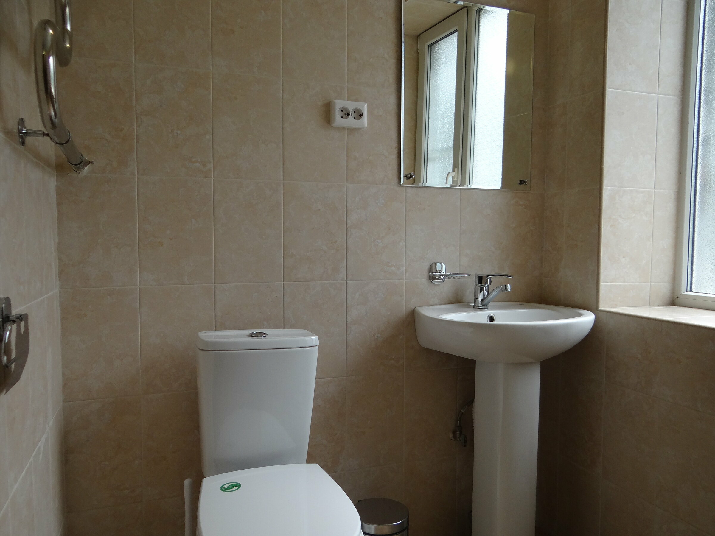 Большой двухместный с 1 кроватью с доступом в баню, бассейн (сеанс 4 часа в сутки на каждого гостя)