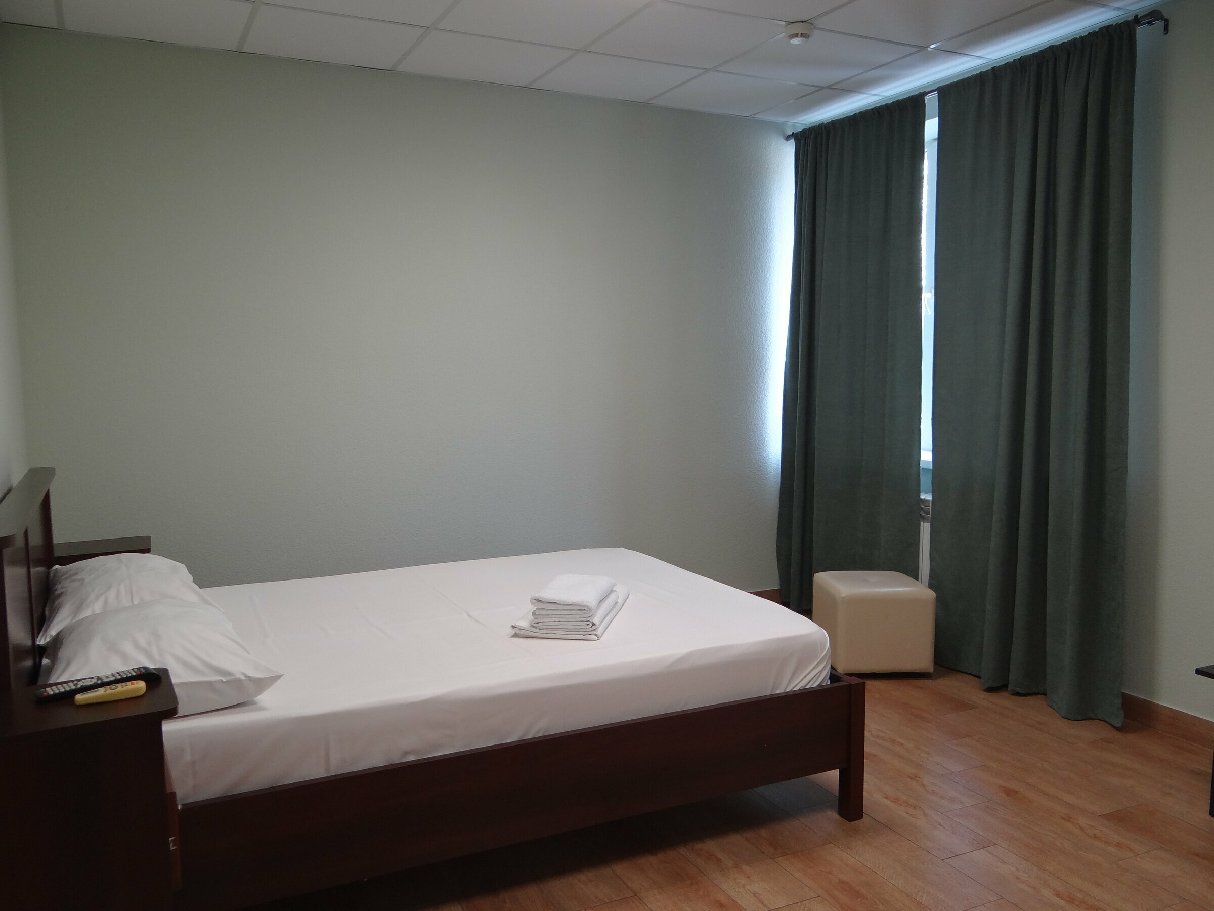 Большой двухместный с 1 кроватью с доступом в баню, бассейн (сеанс 4 часа в сутки на каждого гостя)