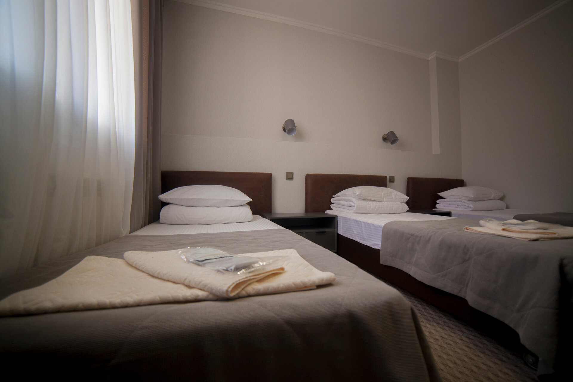 Трехместный номер с общей ванной комнатой