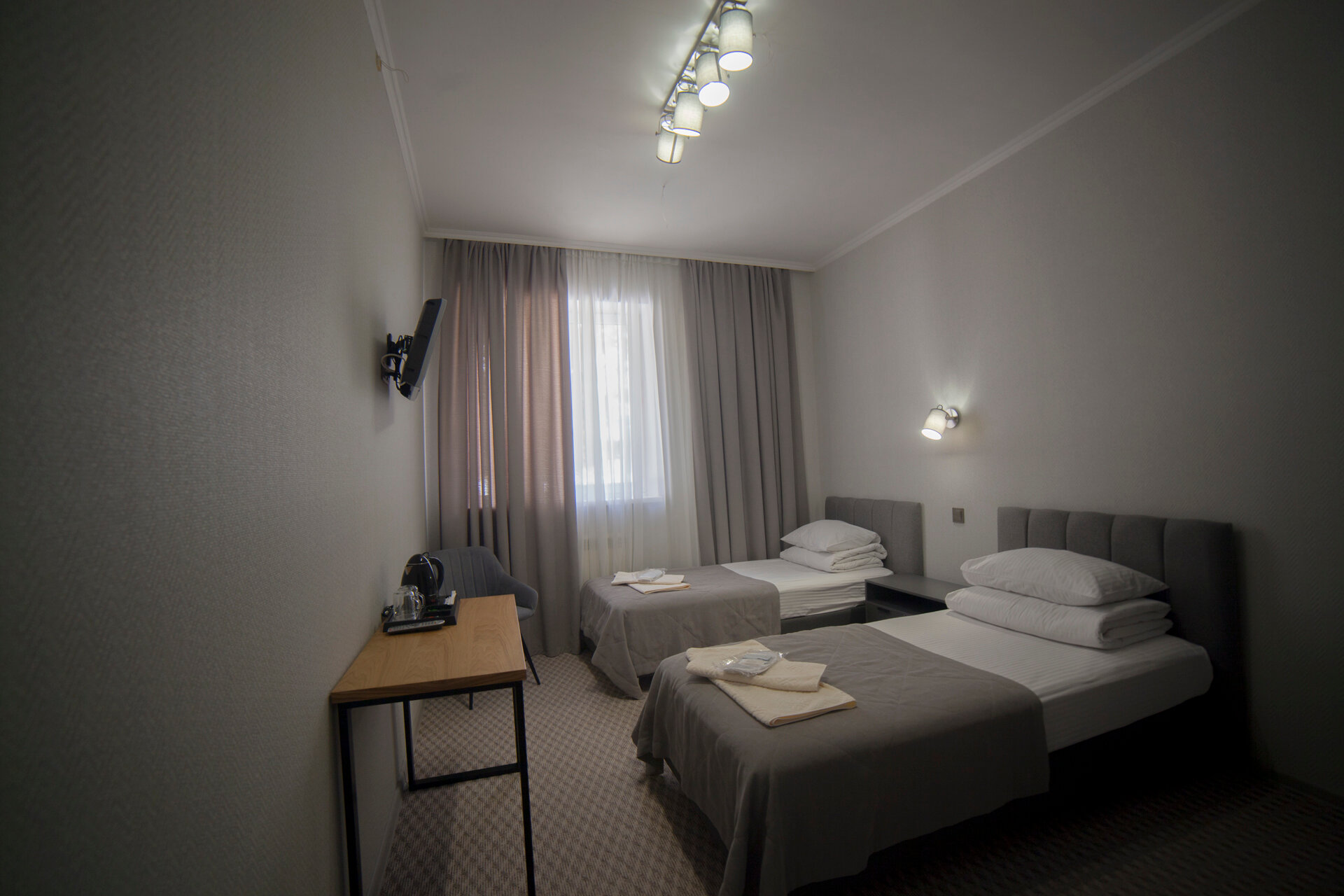 Двухместный номер с 2 отдельными кроватями и общей ванной комнатой