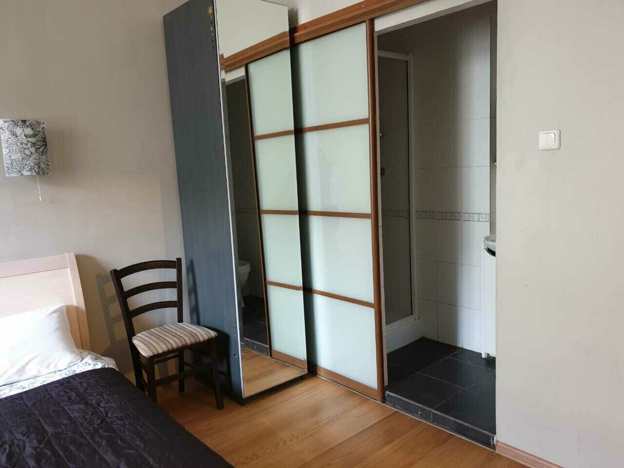 Трехместный номер с собственной ванной комнатой