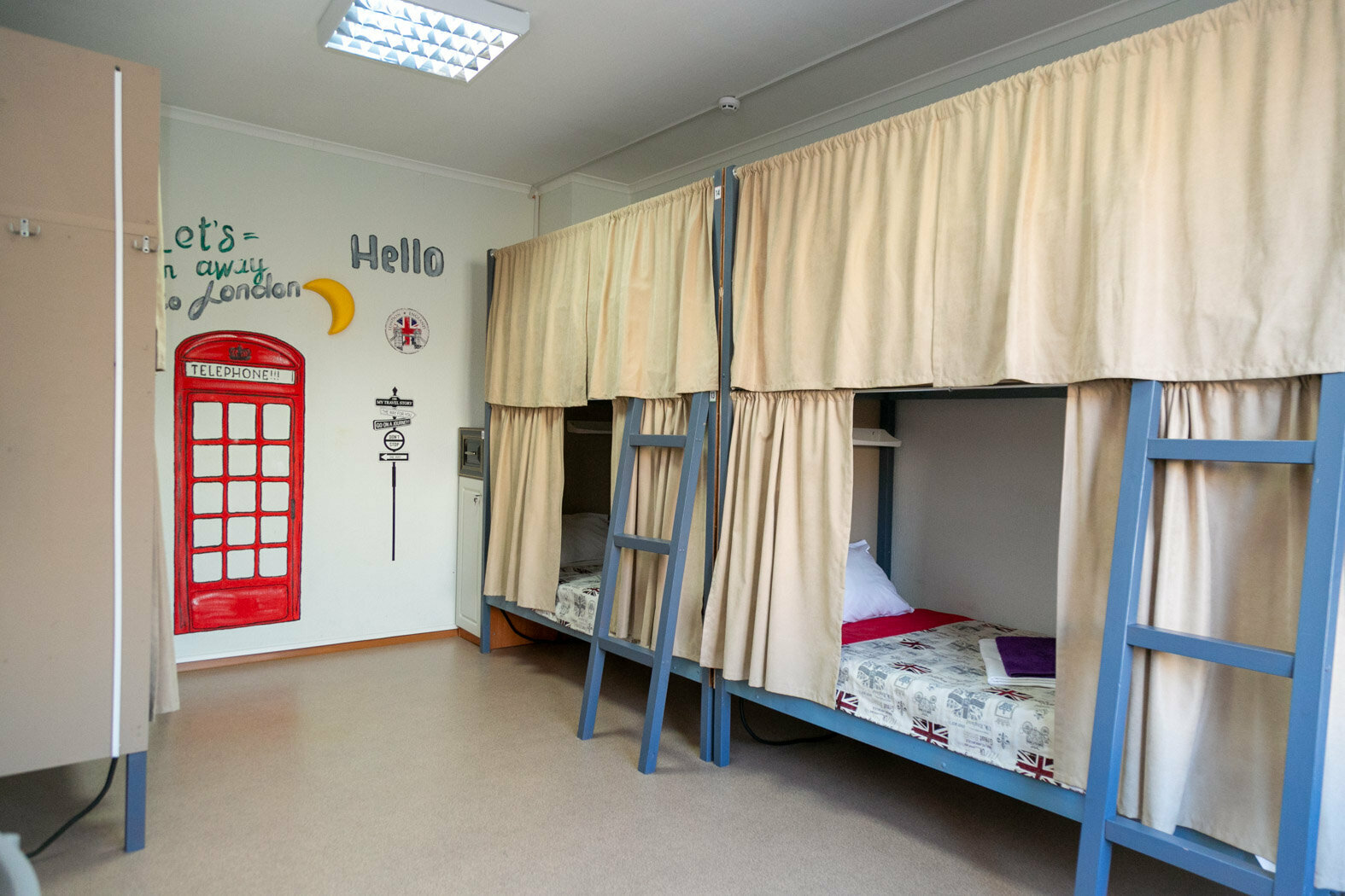 Спальное место на двухъярусной кровати в общем номере для женщин