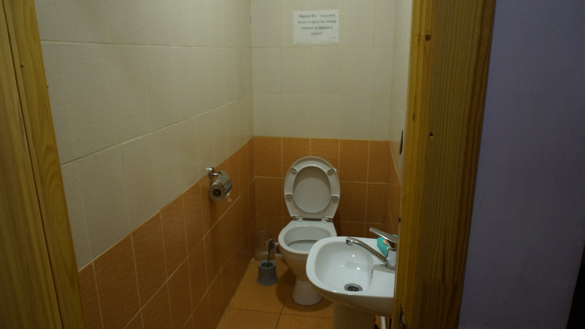 Спальное место на двухъярусной кровати в общем номере для мужчин и женщин