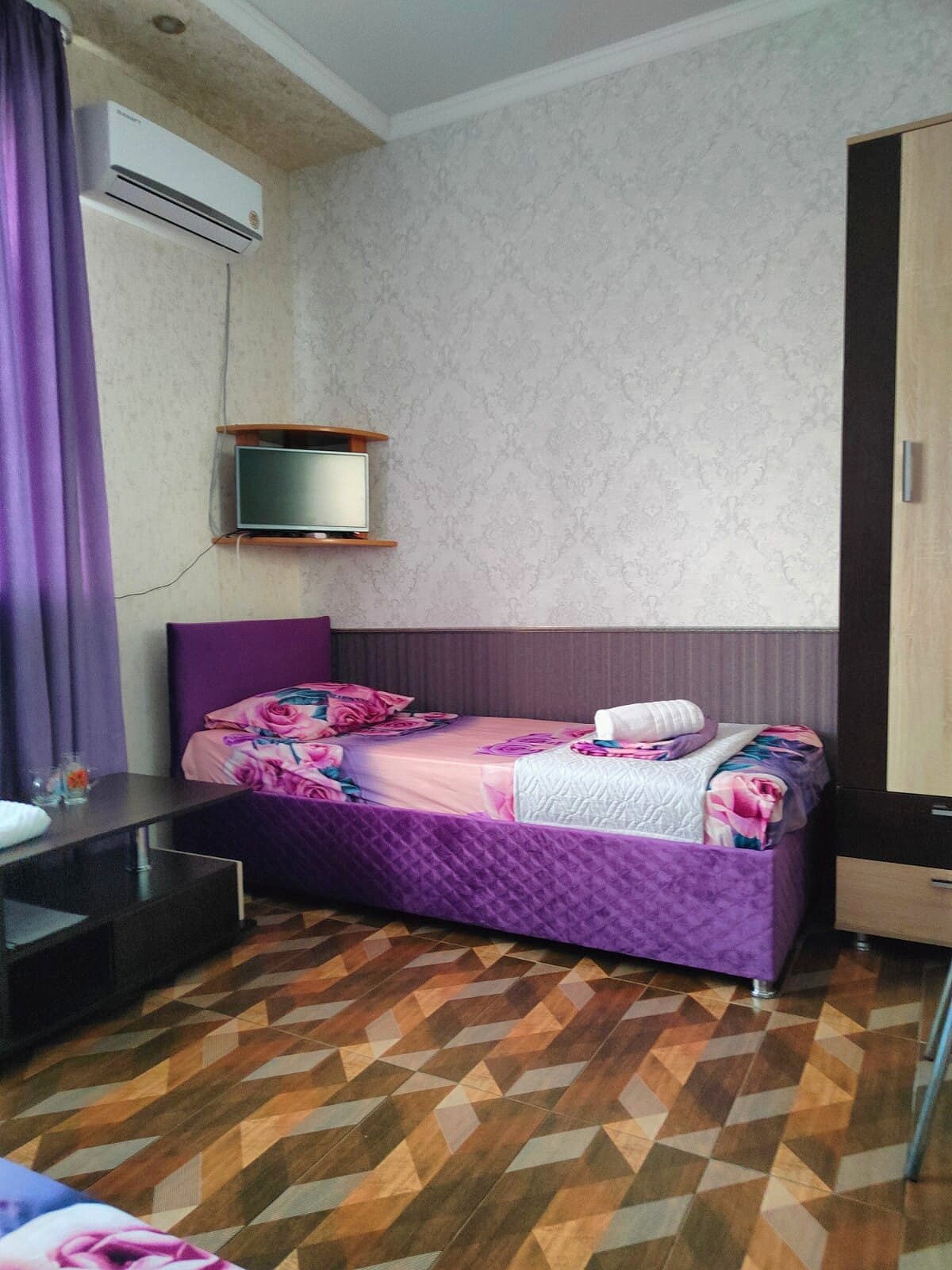 Трехместный номер с душем и туалетом на 2 номера