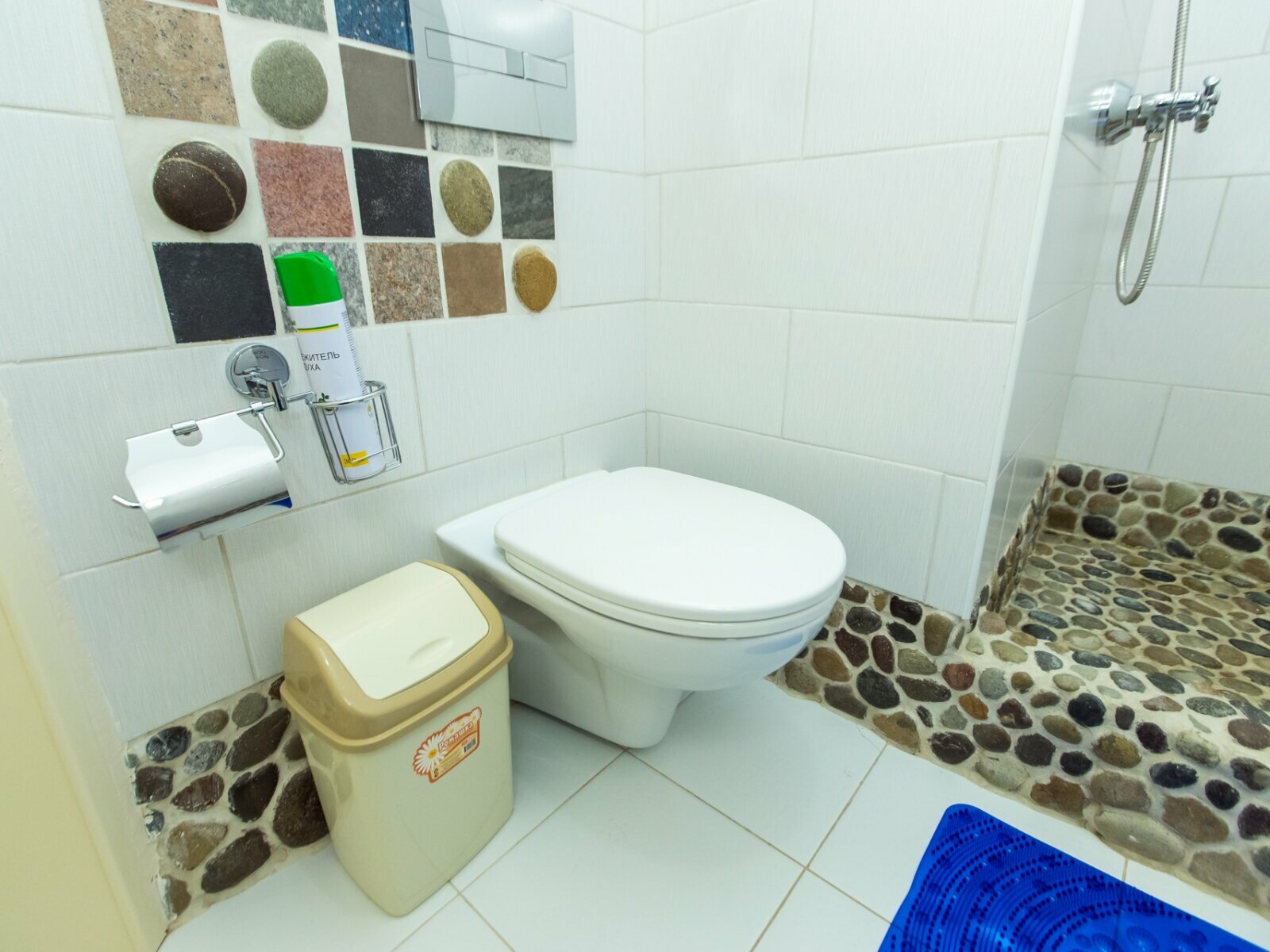 Кровать в общем 6-местном номере для мужчин и женщин