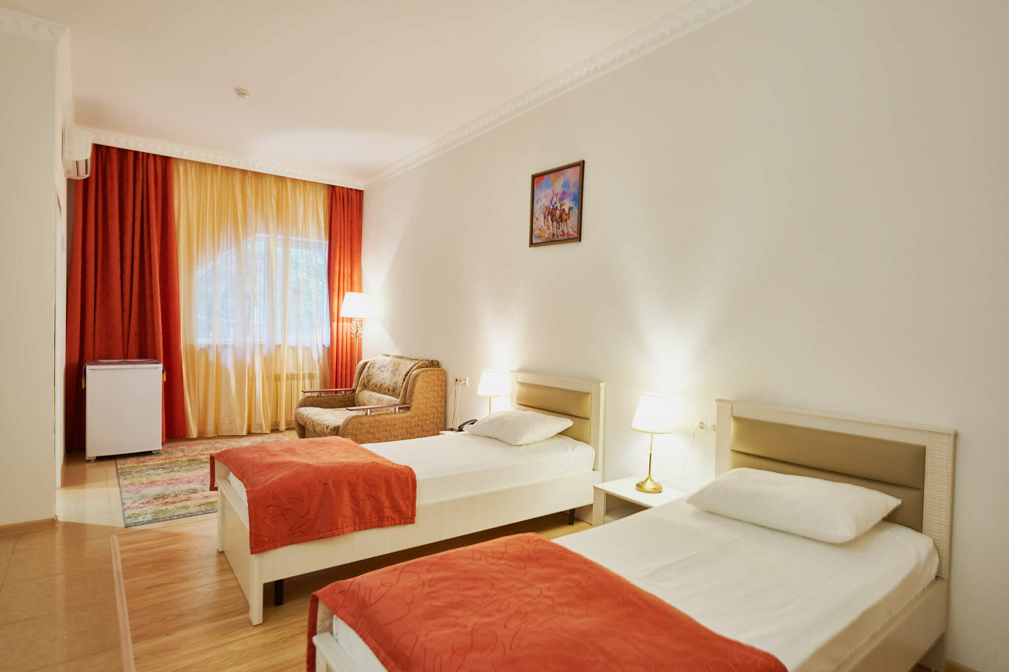 Просторный двухместный номер с 2 отдельными кроватями