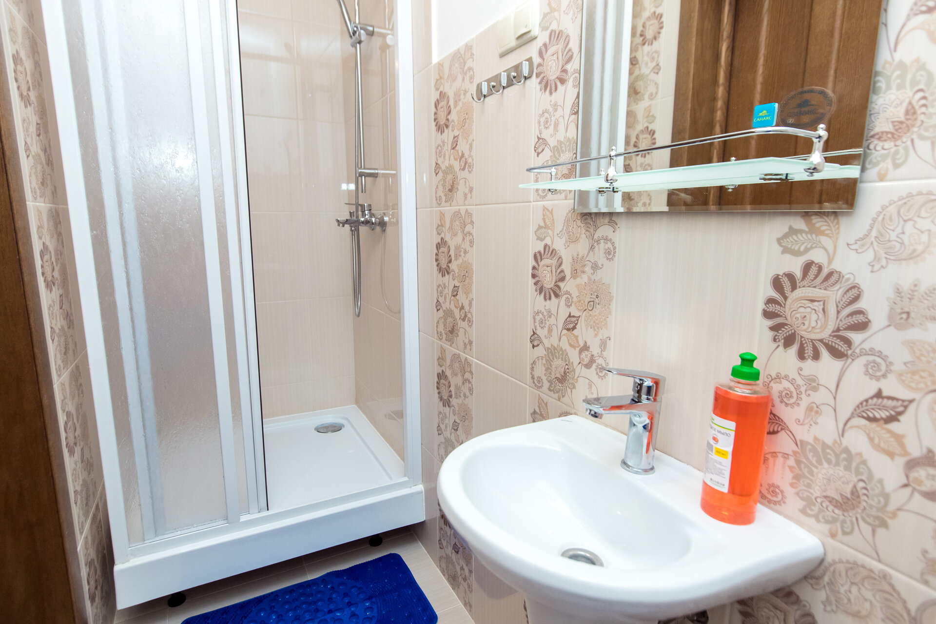 Кровать в общем 6-местном номере для мужчин и женщин