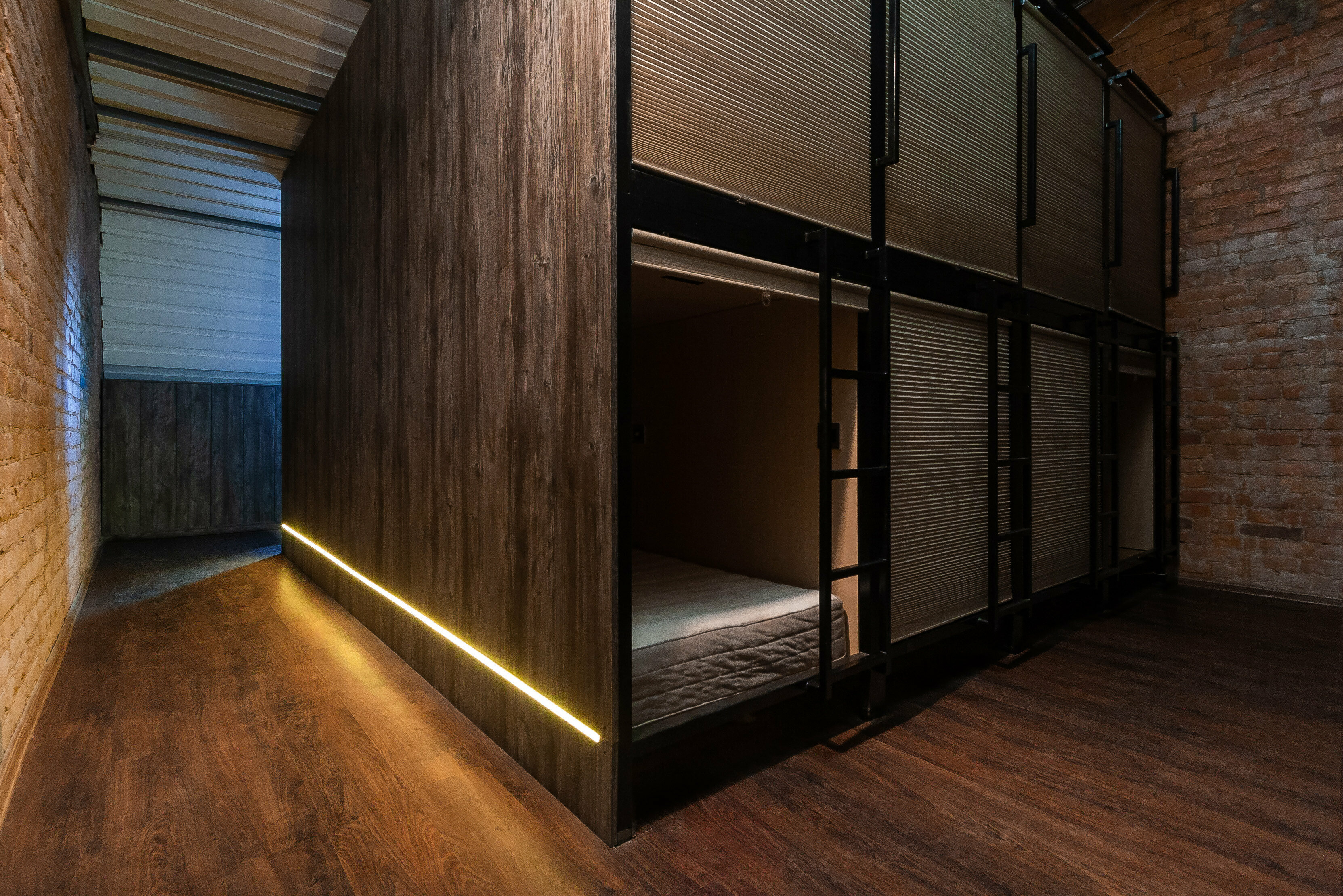 Односпальная кровать в общем номере