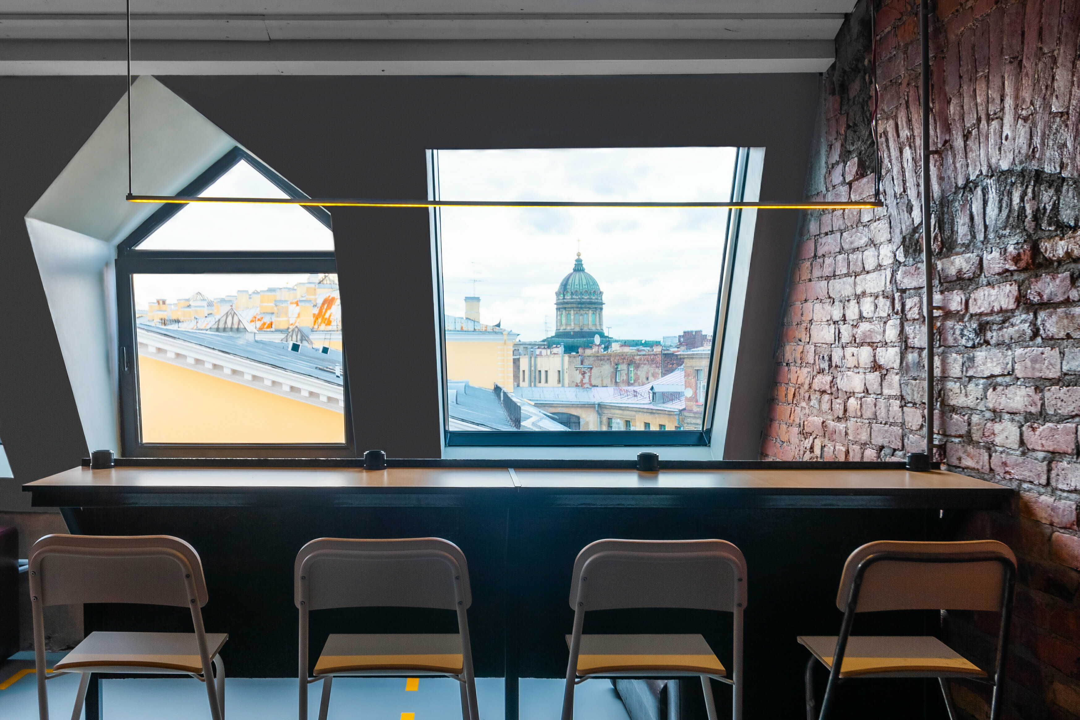 Односпальная кровать в общем номере для женщин