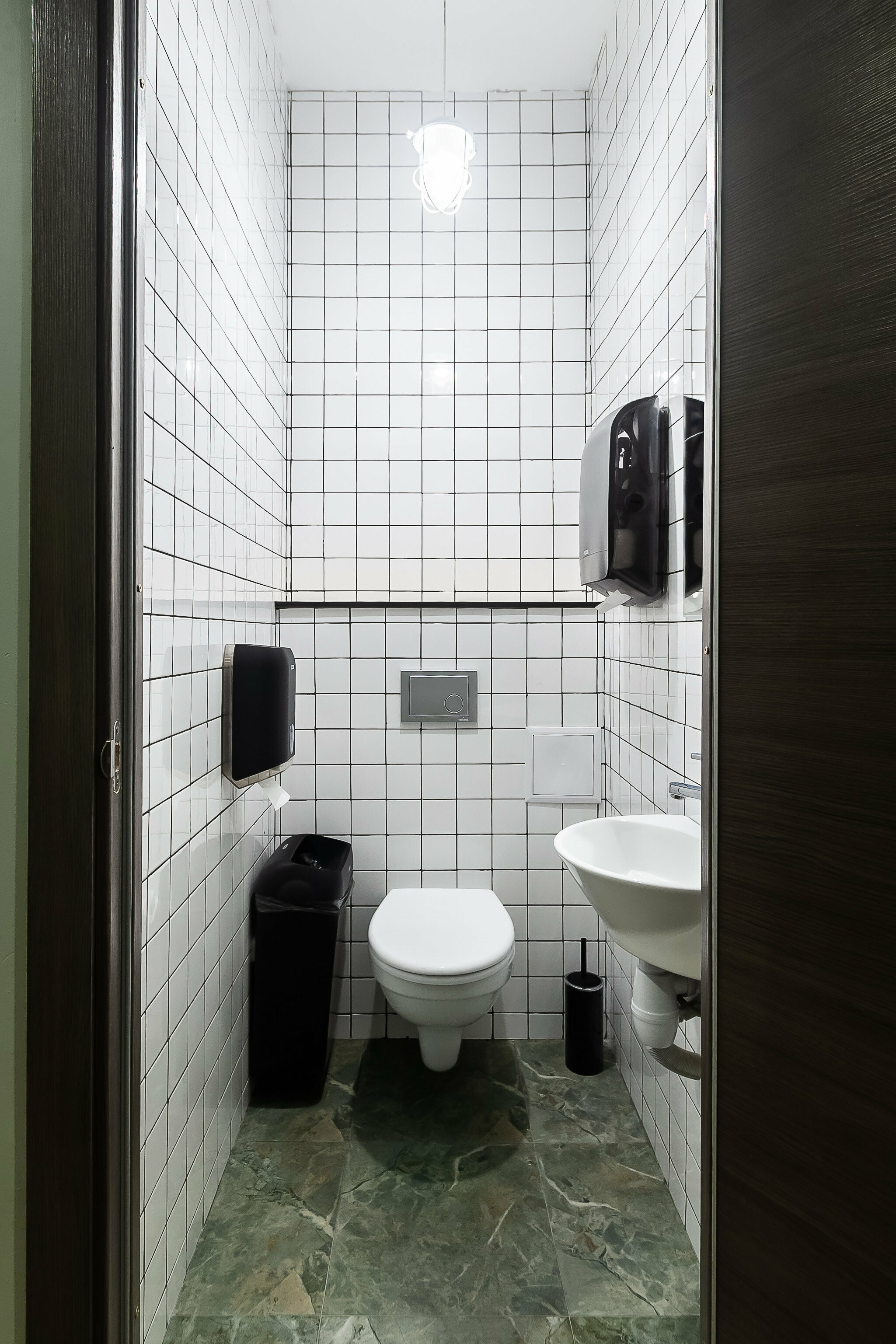 Односпальная кровать в общем номере для женщин