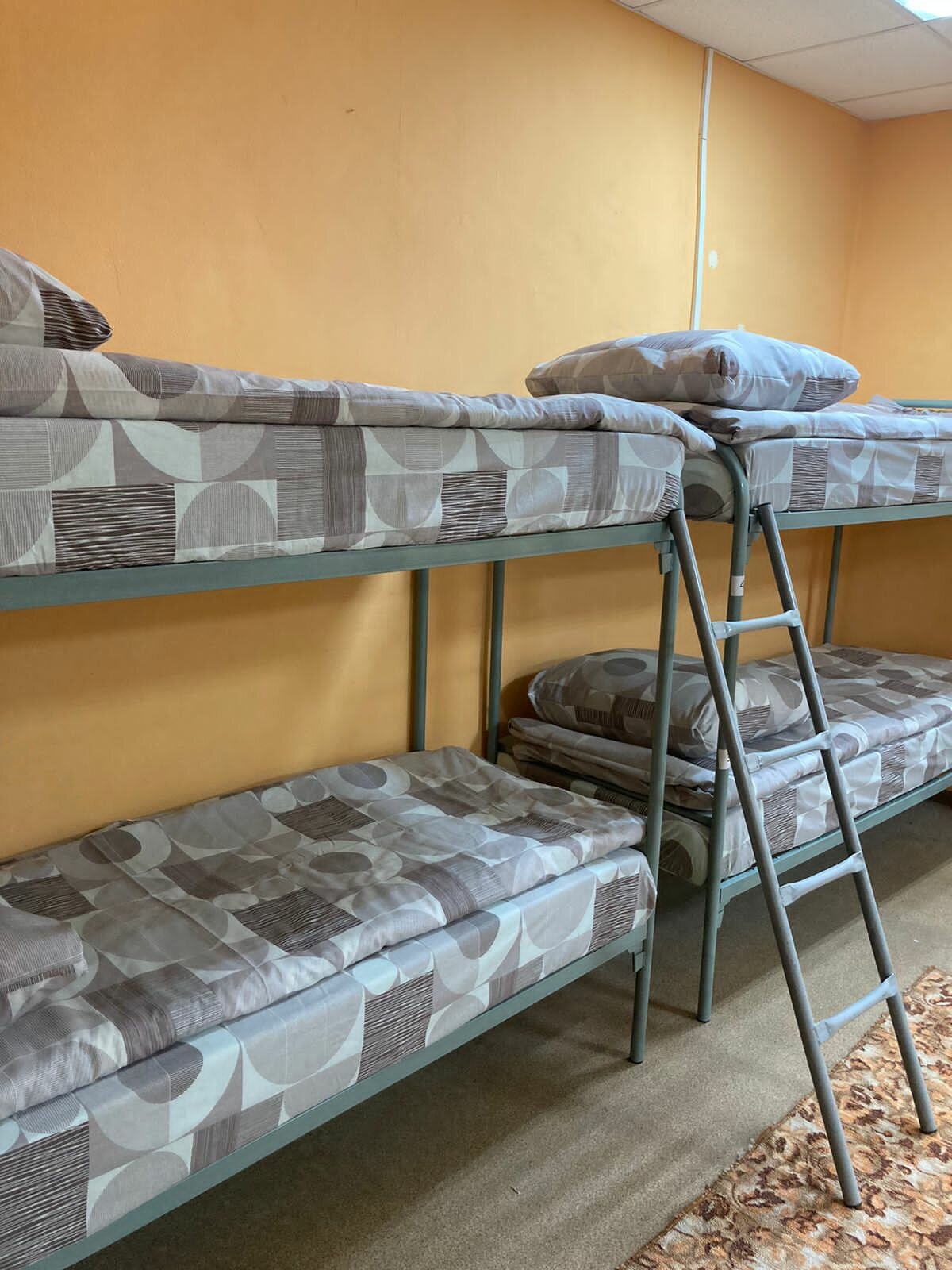 Общий номер для мужчин и женщин с 8 кроватями