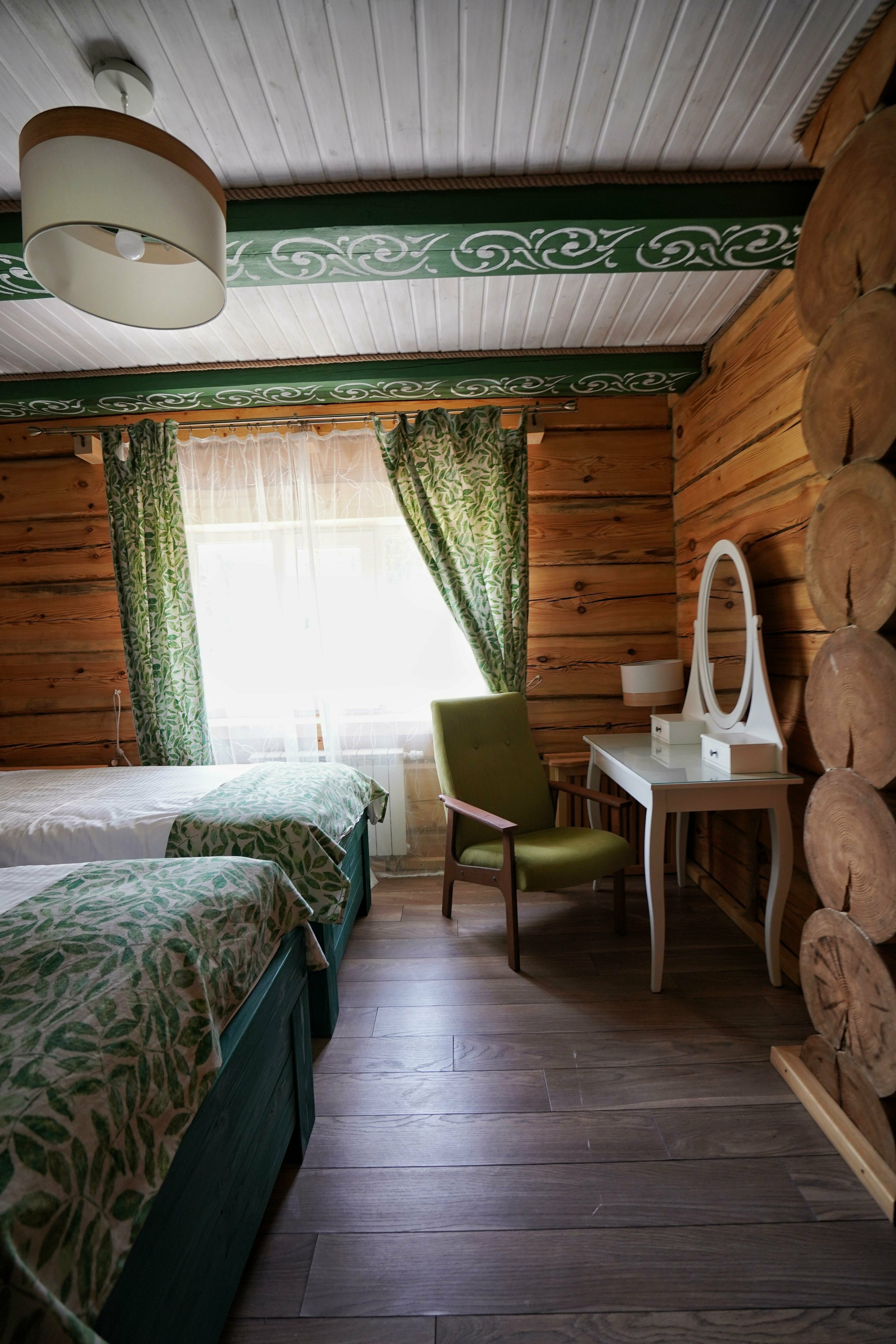 Двухэтажный терем "ЦВЕТЫ" в окружении леса