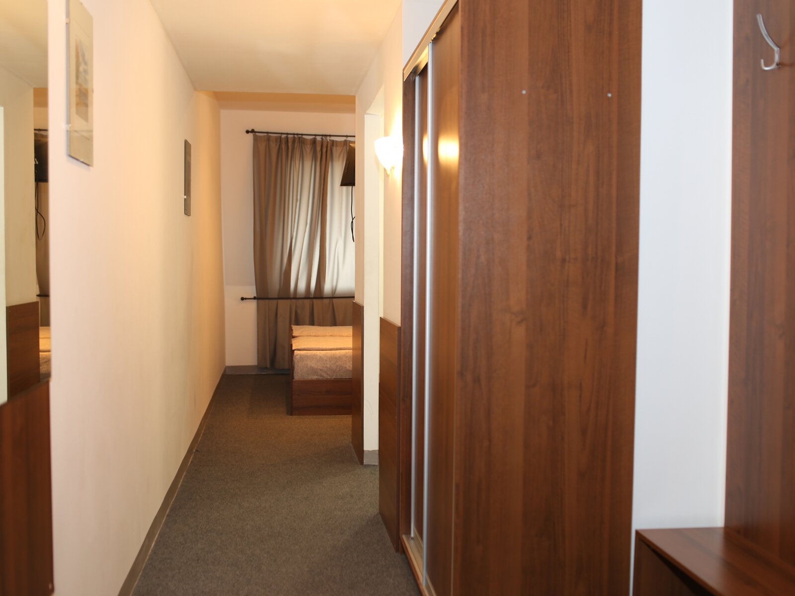 Трехместный номер эконом-класса с общей ванной комнатой