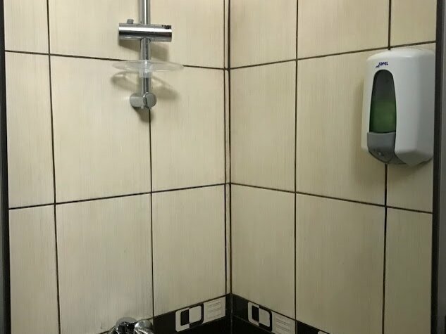 Семейный номер с общей ванной комнатой