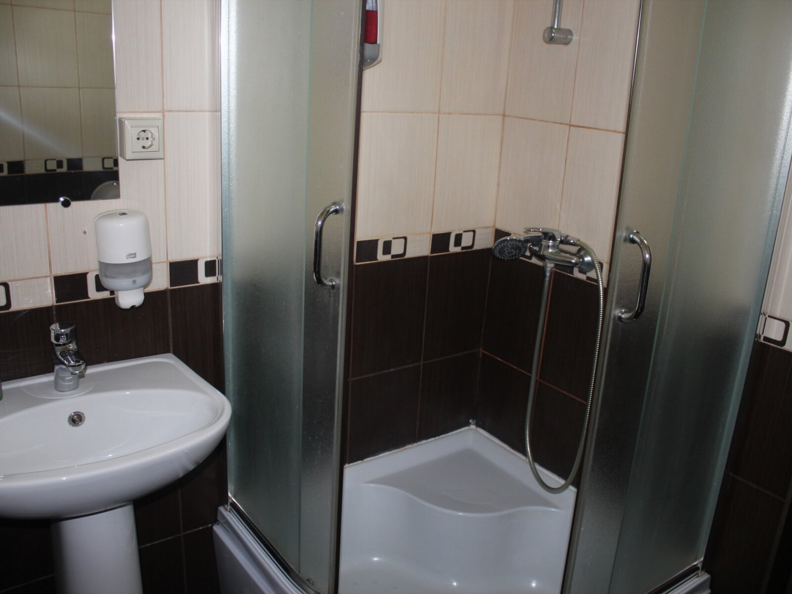 Трехместный номер с общей ванной комнатой