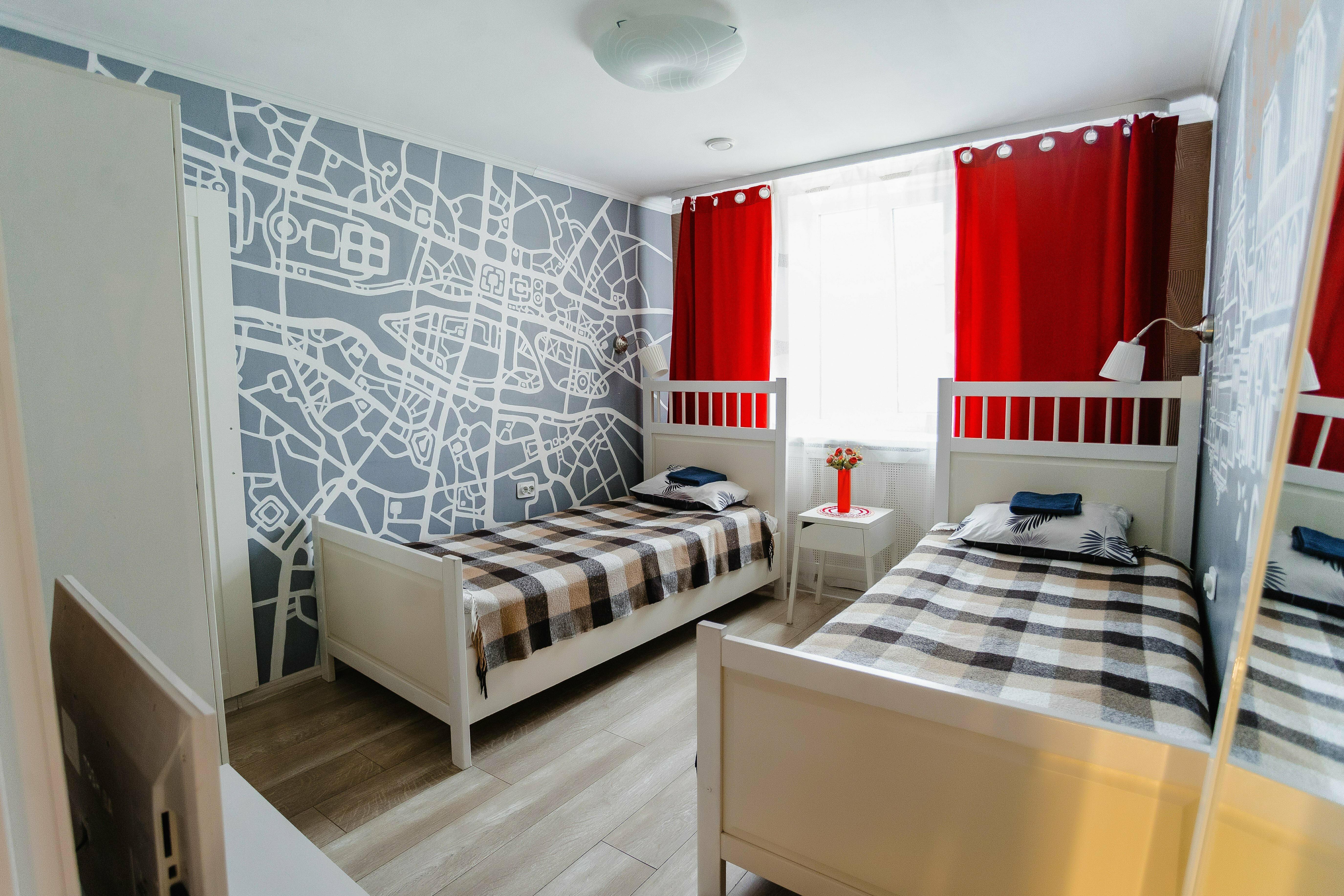 Двухместный номер с 2 отдельными кроватями и общей ванной комнатой