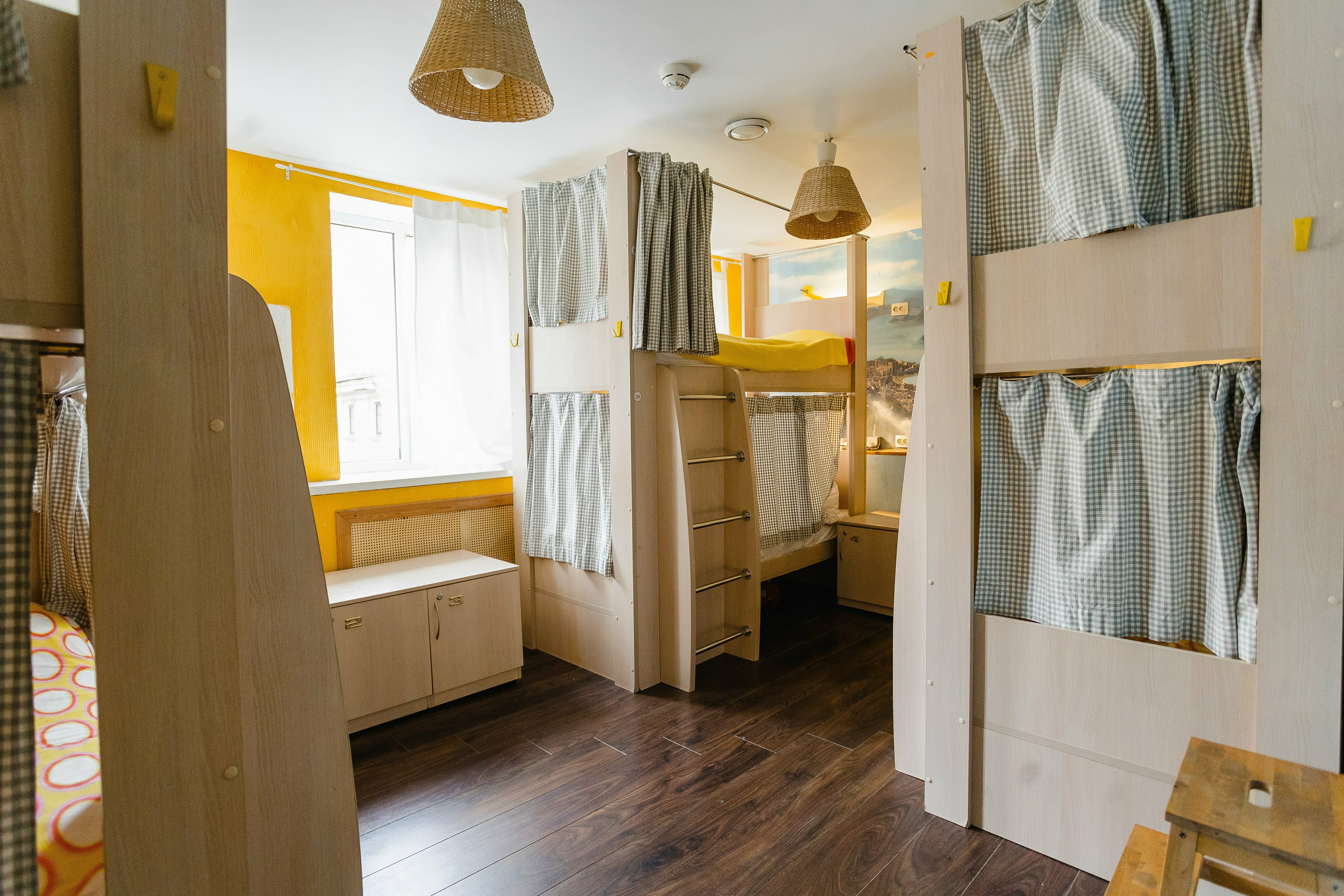 Кровать в общем 6-местном номере для мужчин и женщин