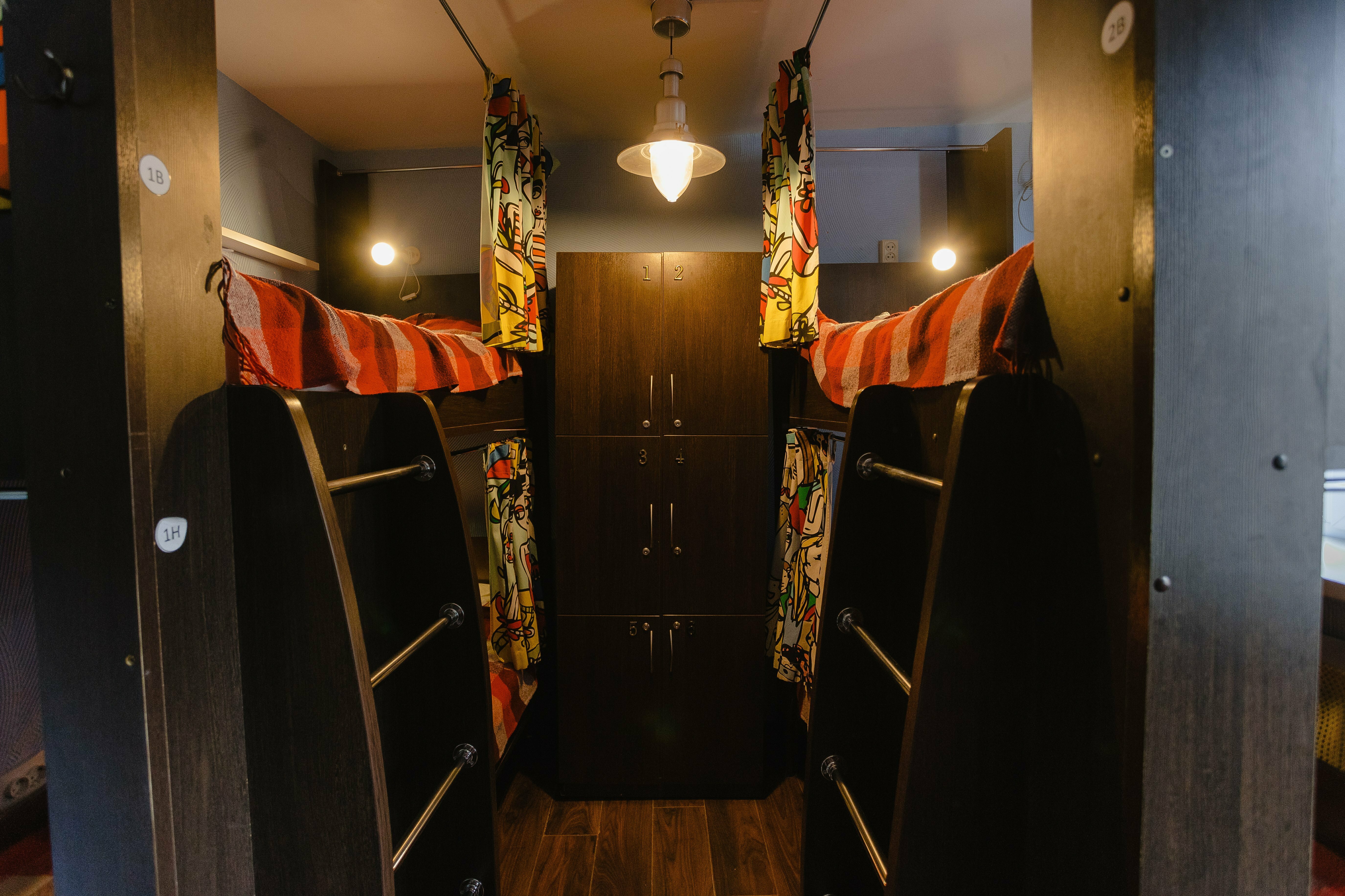 Кровать в общем 6-местном номере для мужчин и женщин