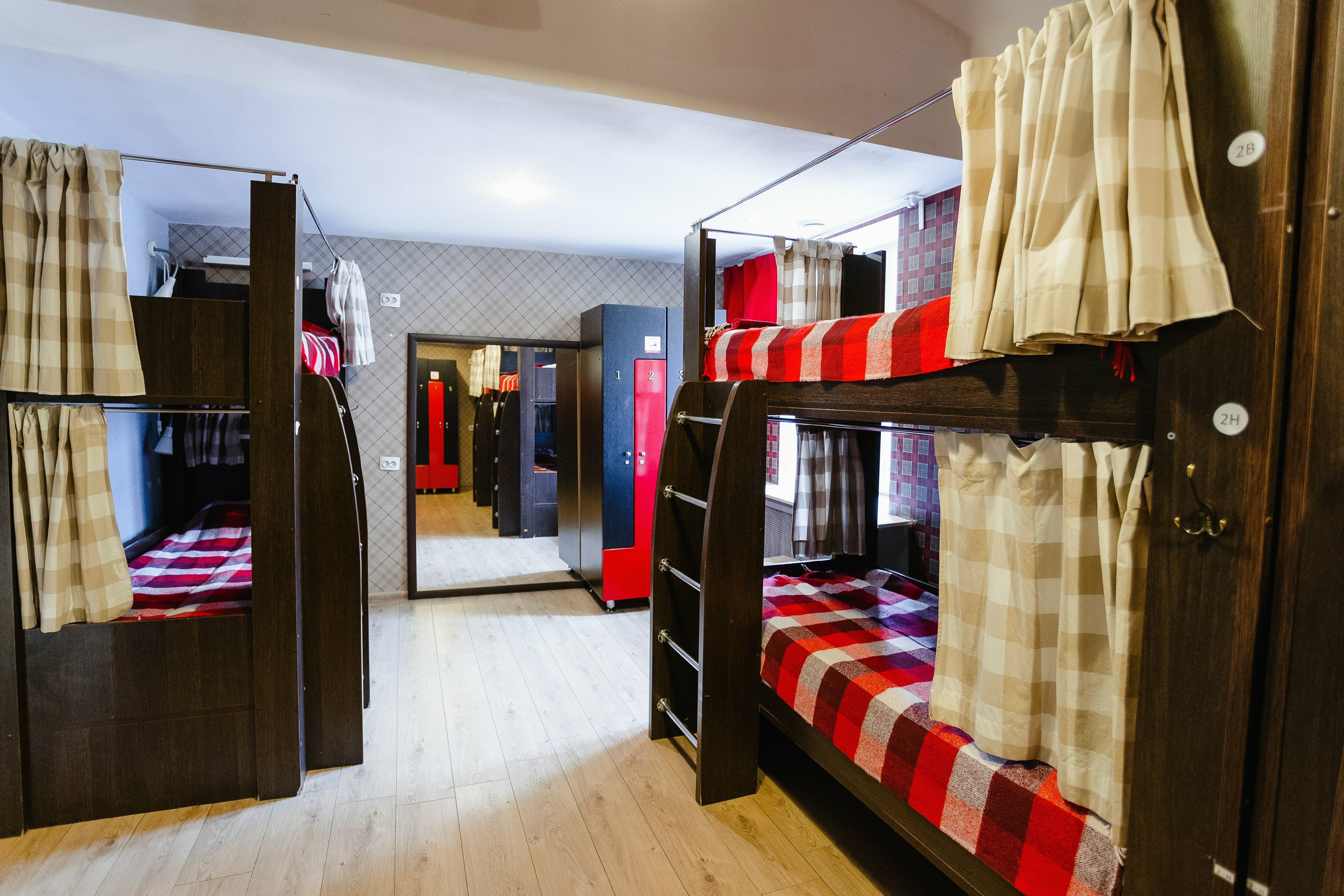 Кровать в общем 8-местном номере для мужчин и женщин