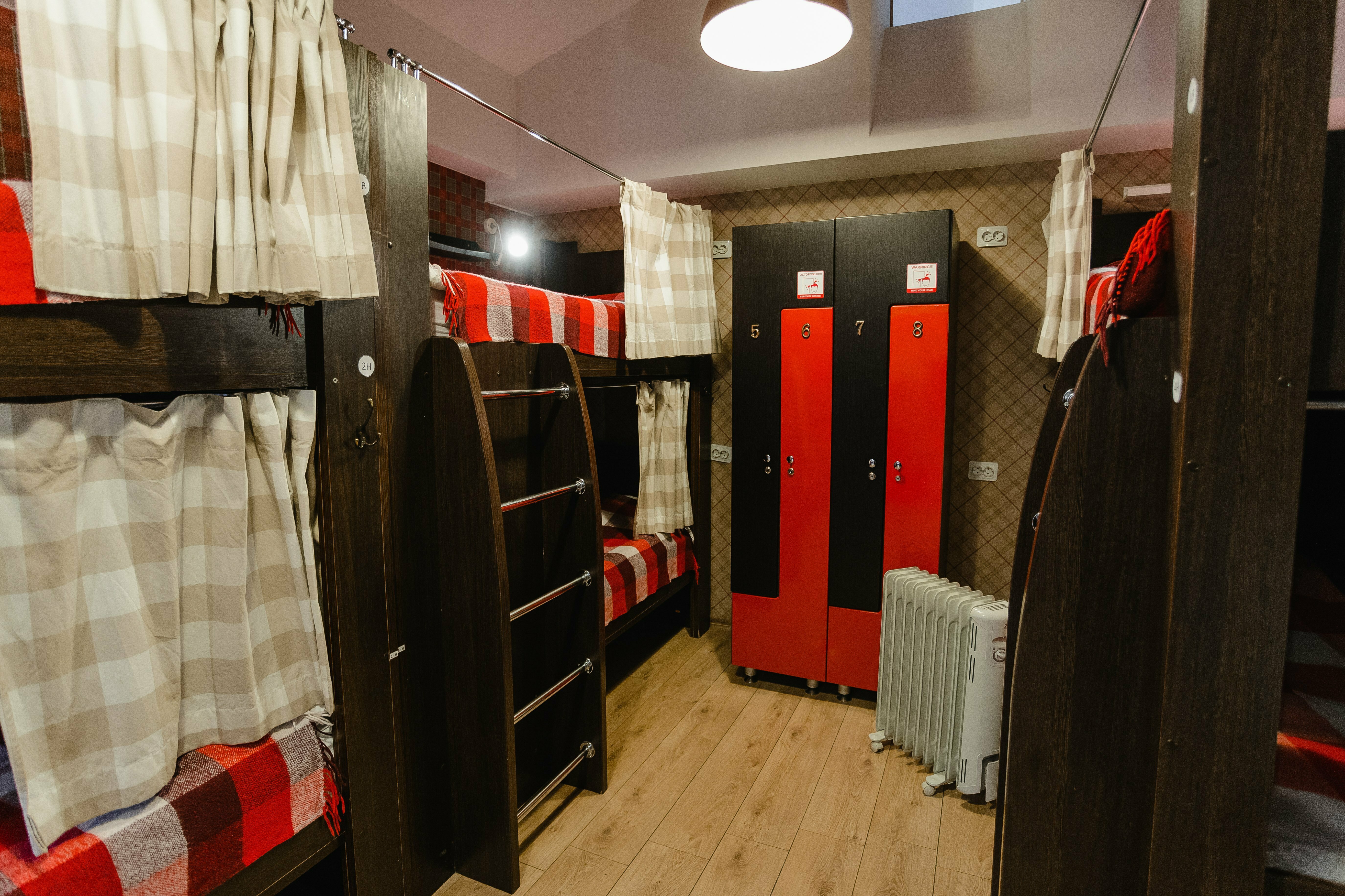 Кровать в общем 8-местном номере для мужчин и женщин