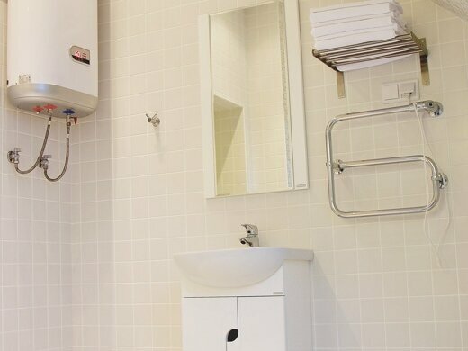 Большая трехместная комната с двуспальной и односпальной кроватями