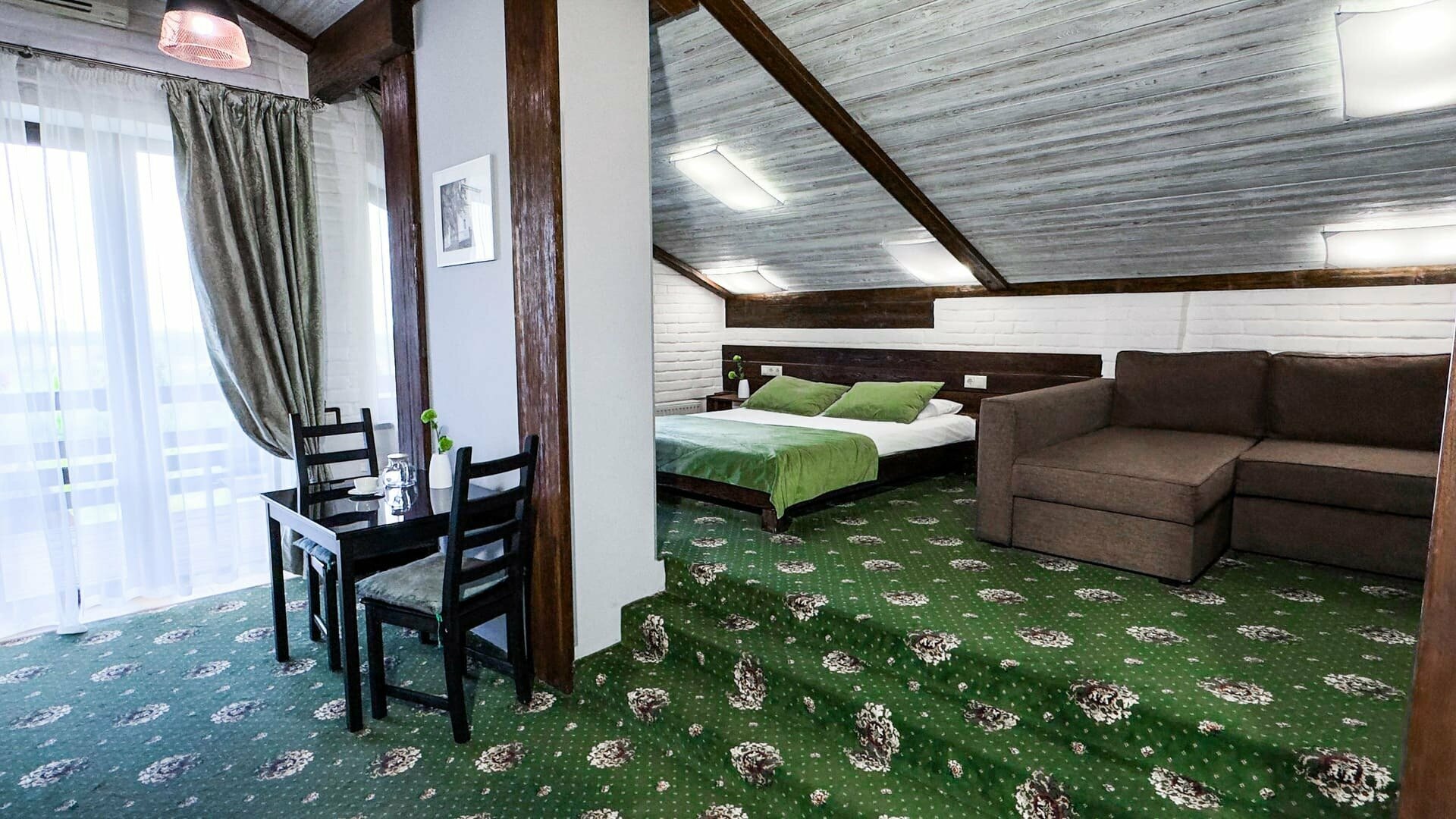 Четырехместный номер с балконом