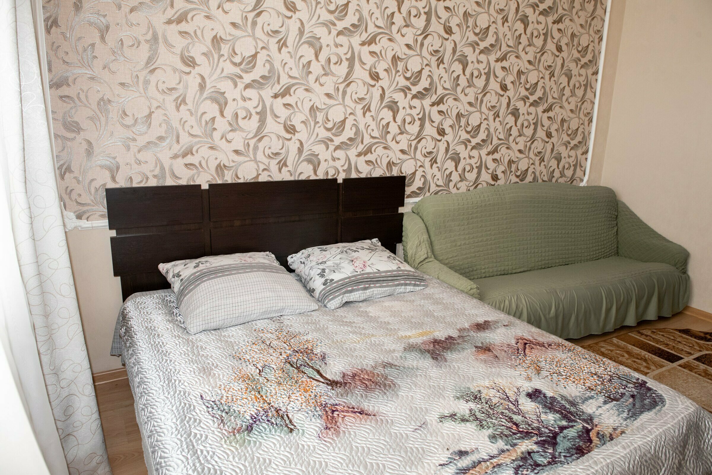 Двухместный номер с двуспальной кроватью и дополнительной кроватью