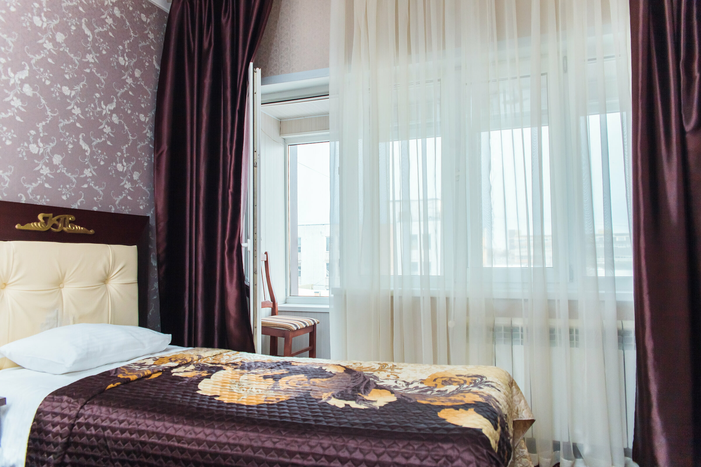 Стандартный номер с 2 односпальными кроватями и диваном