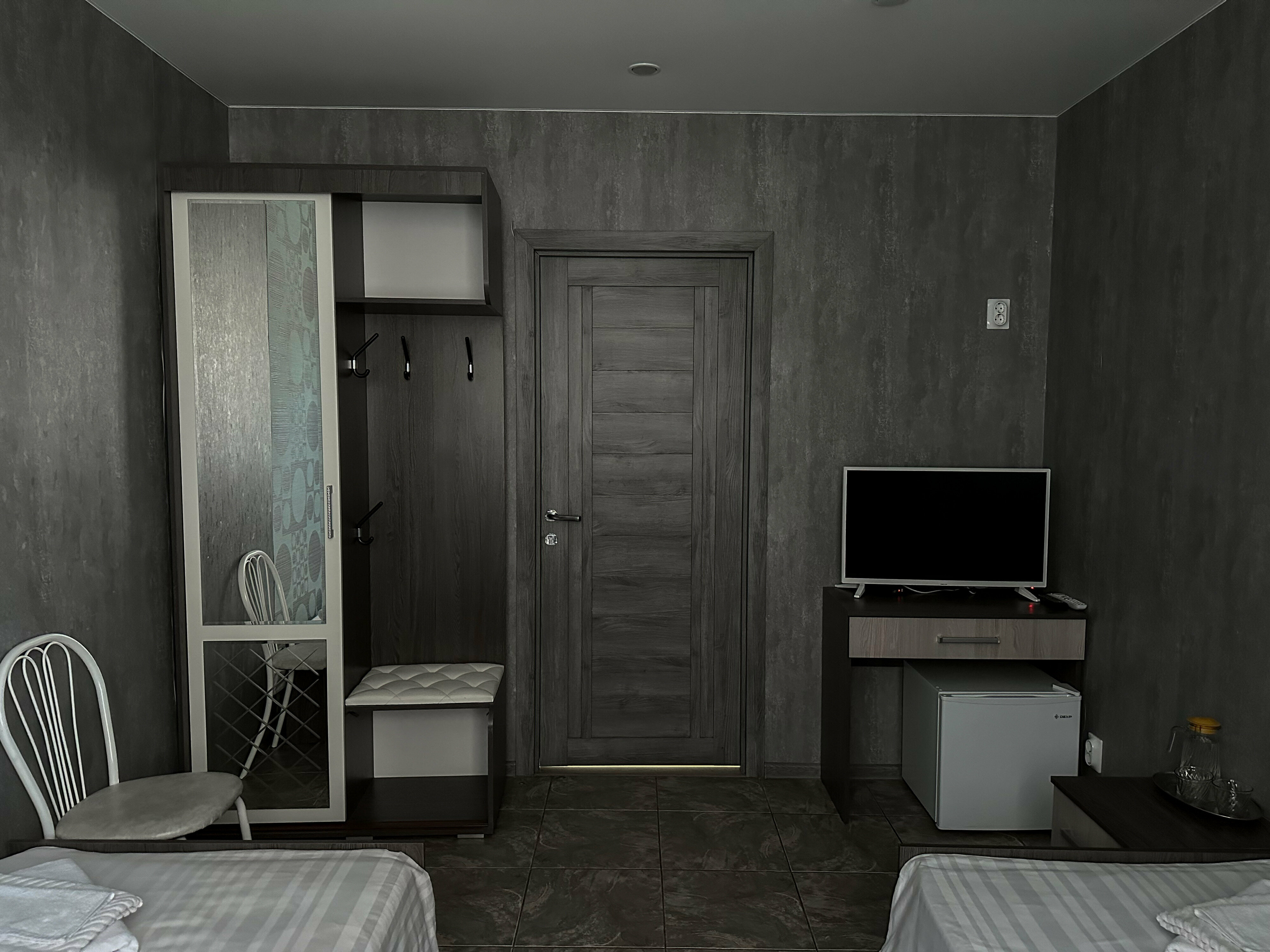 Стандартный двухместный номер с 2 отдельными кроватями и общей ванной комнатой