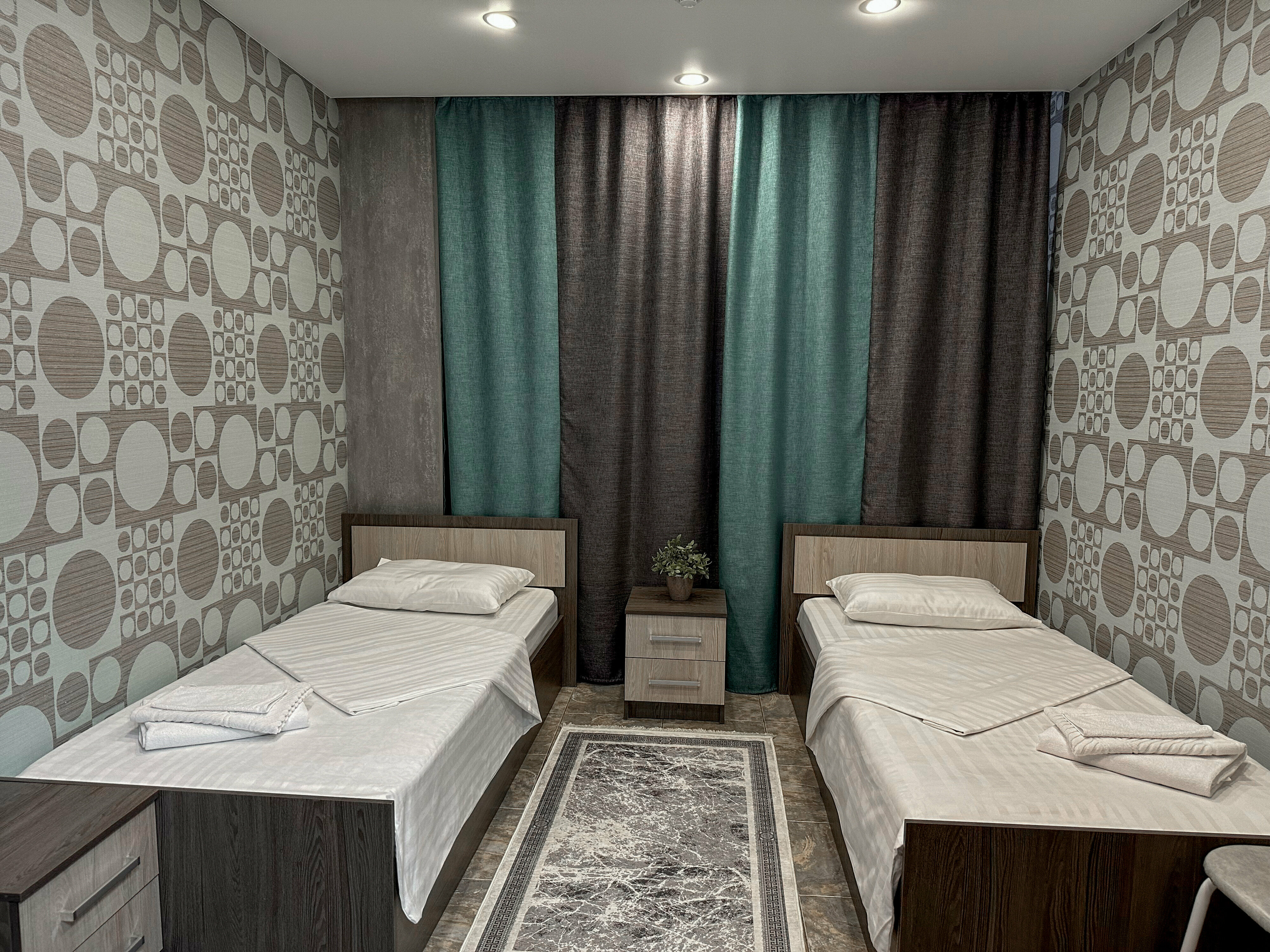 Стандартный двухместный номер с 2 отдельными кроватями и общей ванной комнатой