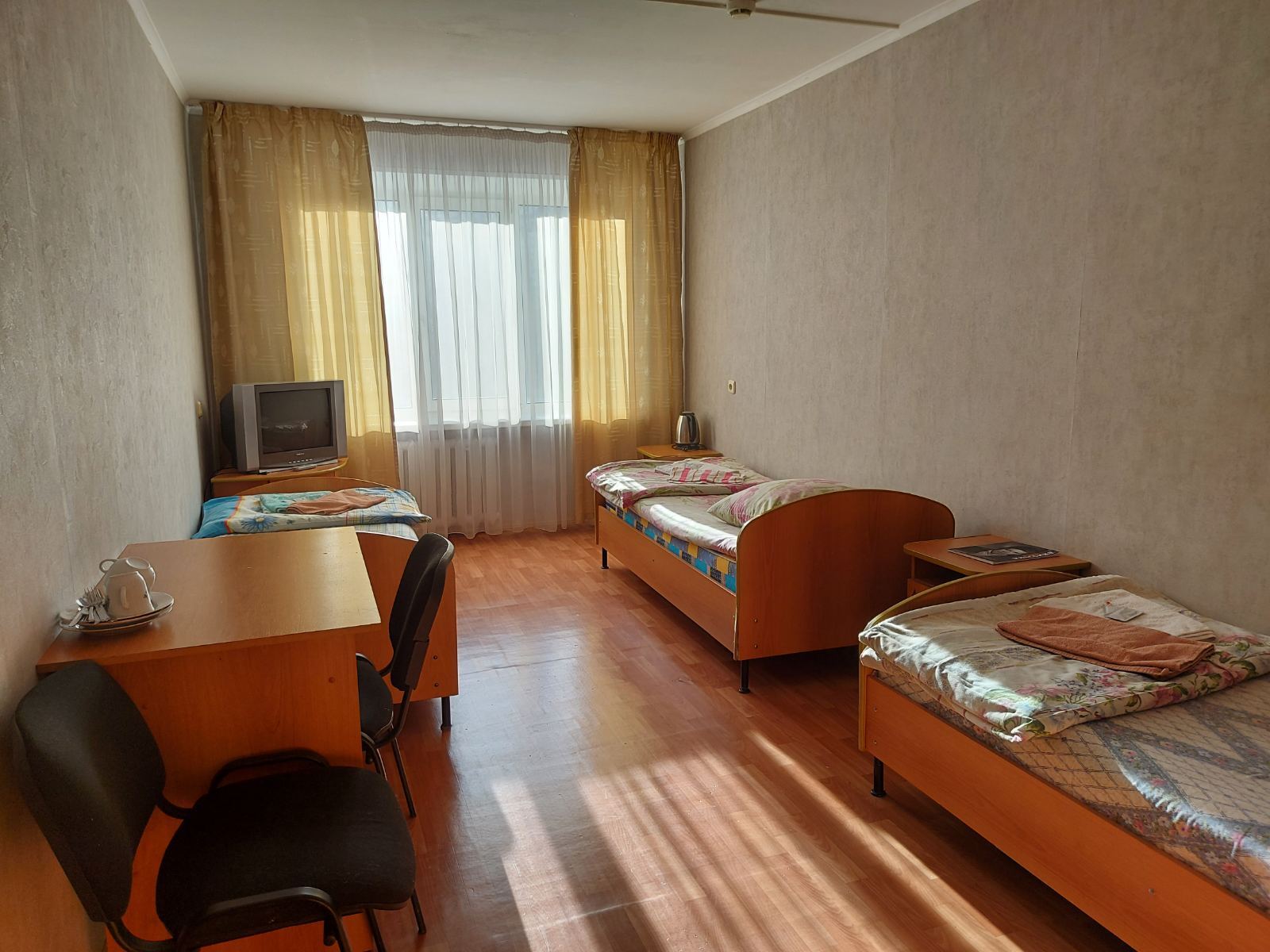 Трехместный номер эконом-класса с общей ванной комнатой