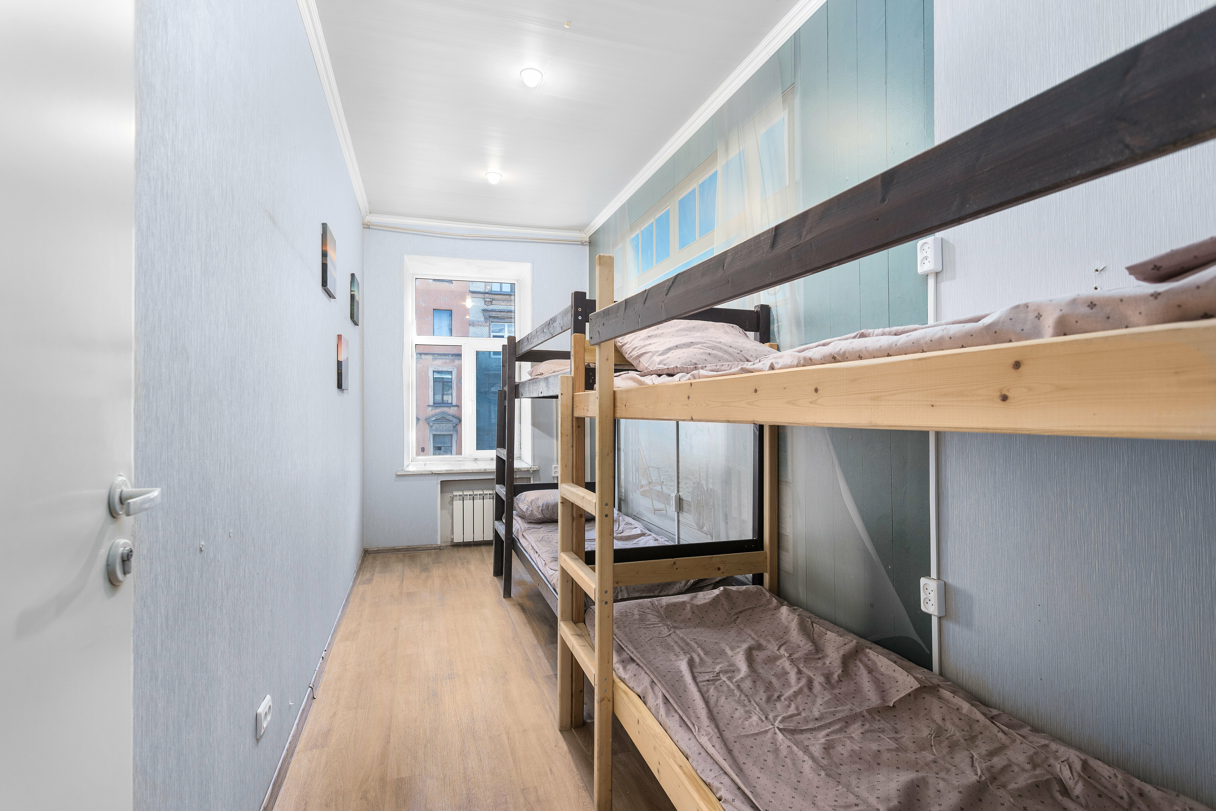 Спальное место на двухъярусной кровати в общем номере для мужчин и женщин