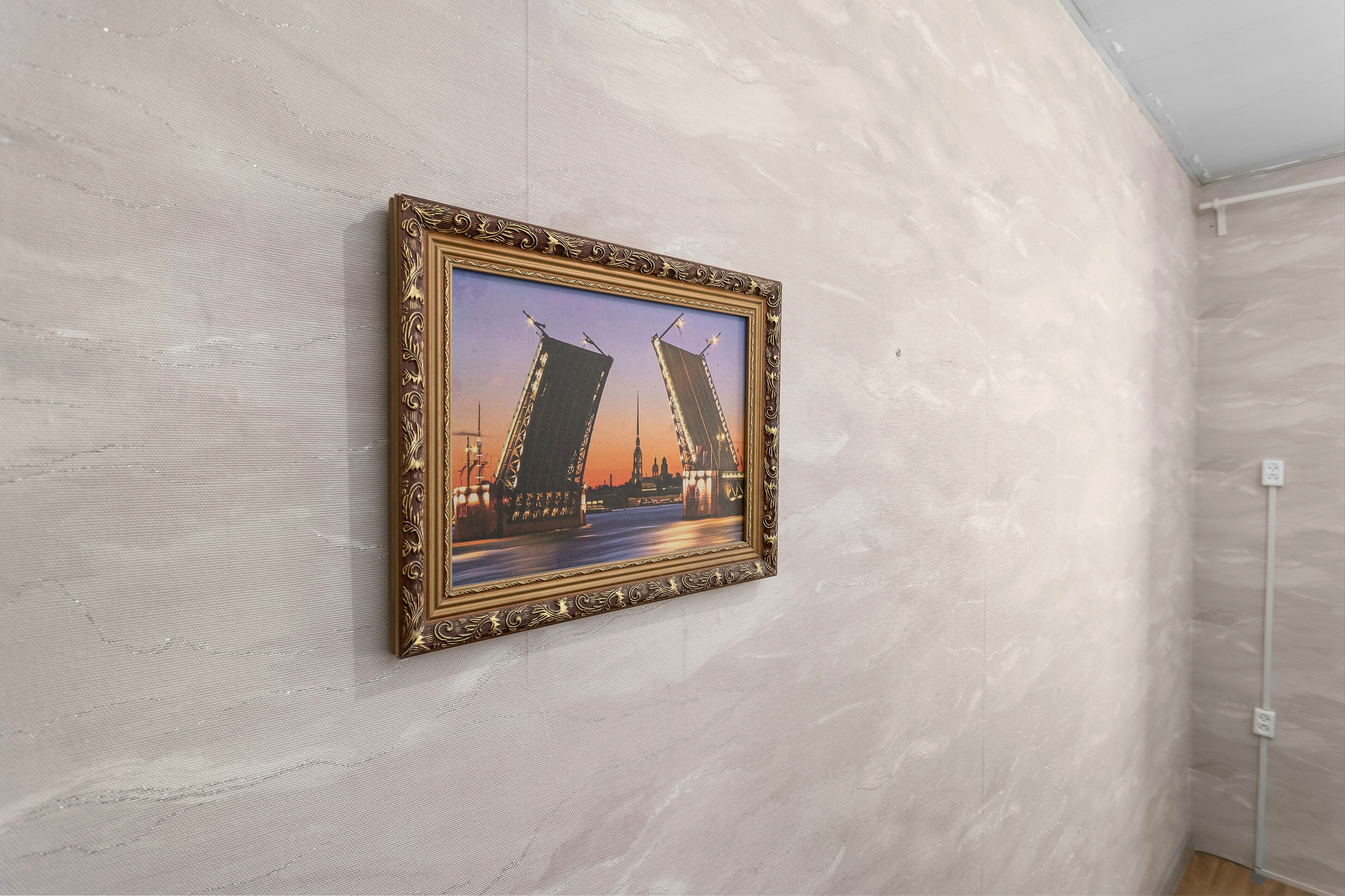 Спальное место на двухъярусной кровати в общем номере для женщин