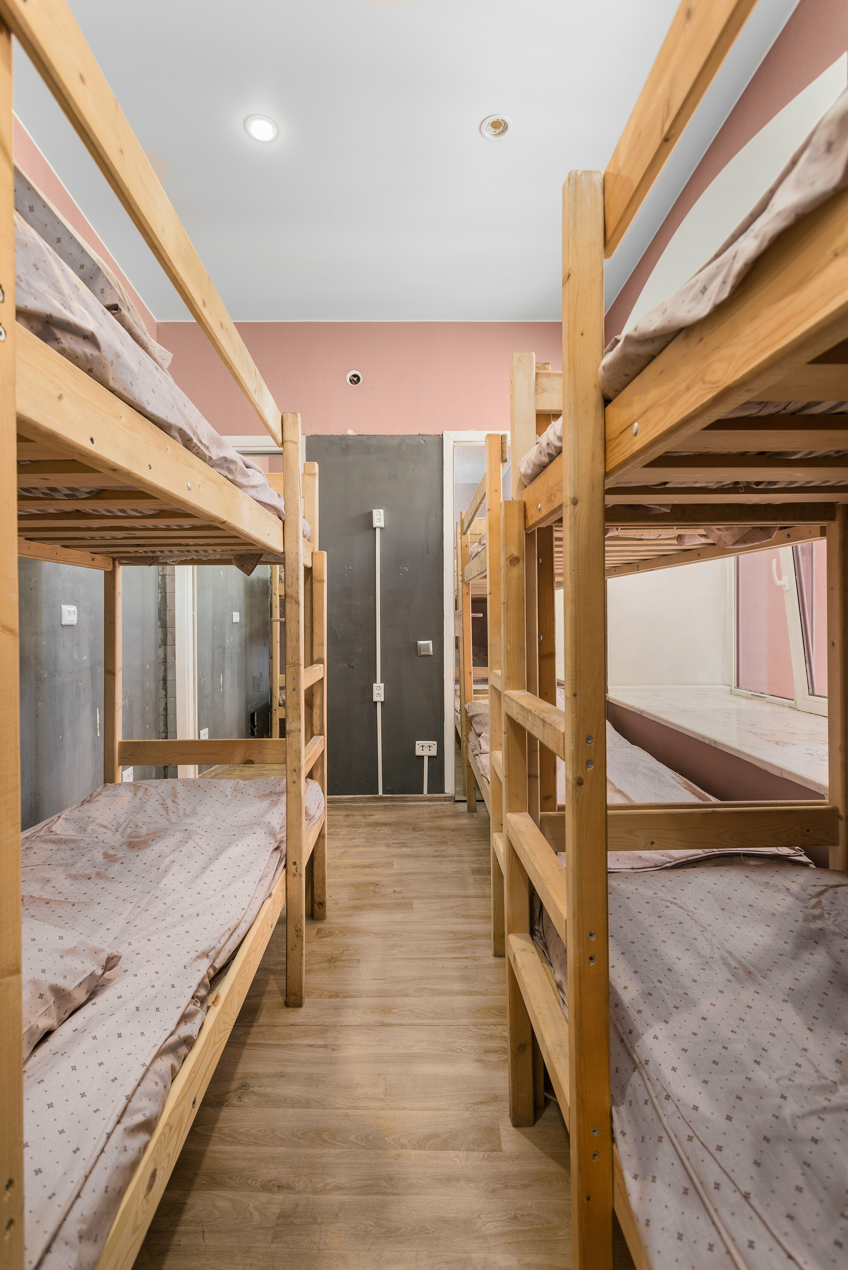 Спальное место на двухъярусной кровати в общем номере для мужчин и женщин