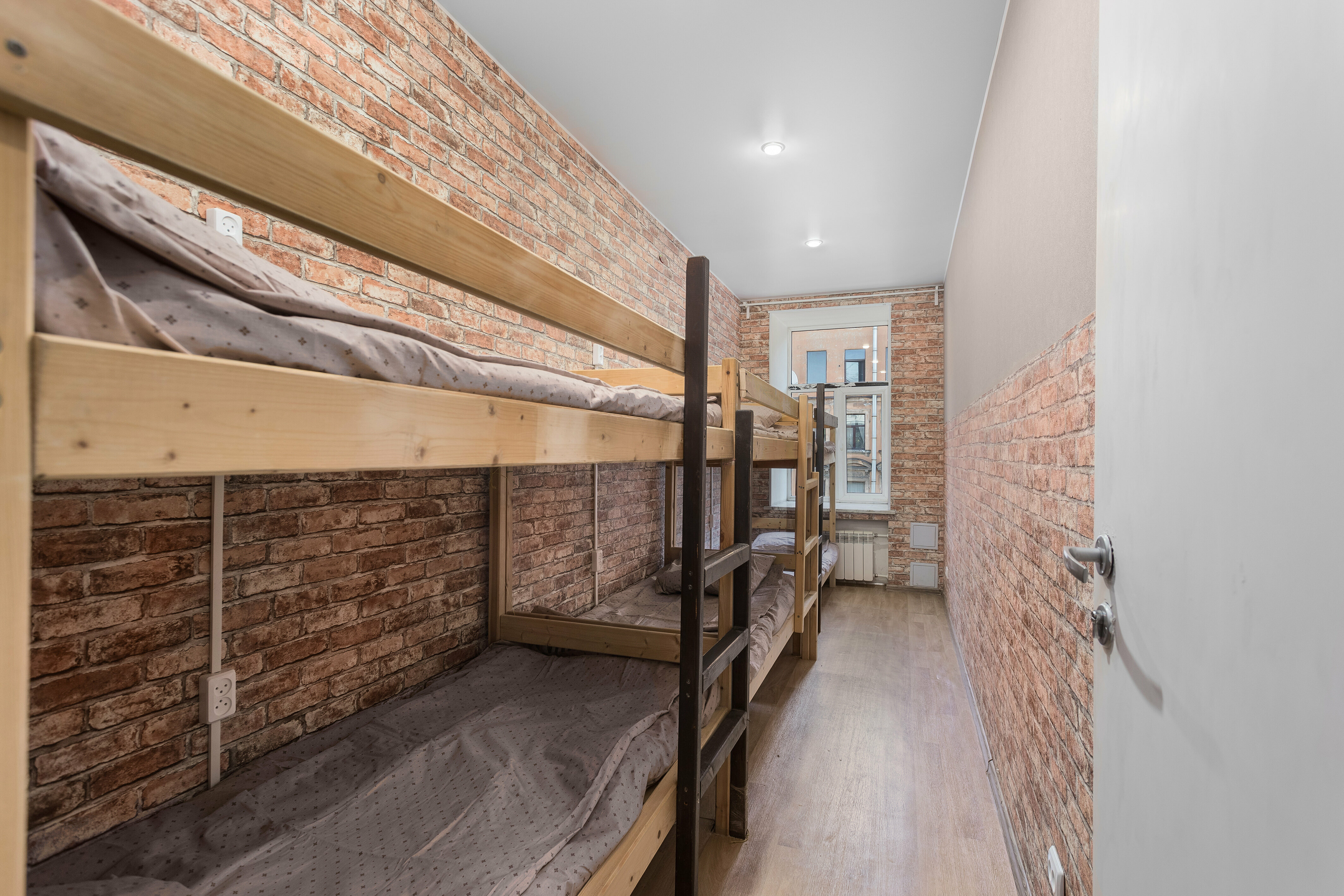 Спальное место на двухъярусной кровати в общем номере для мужчин и женщин