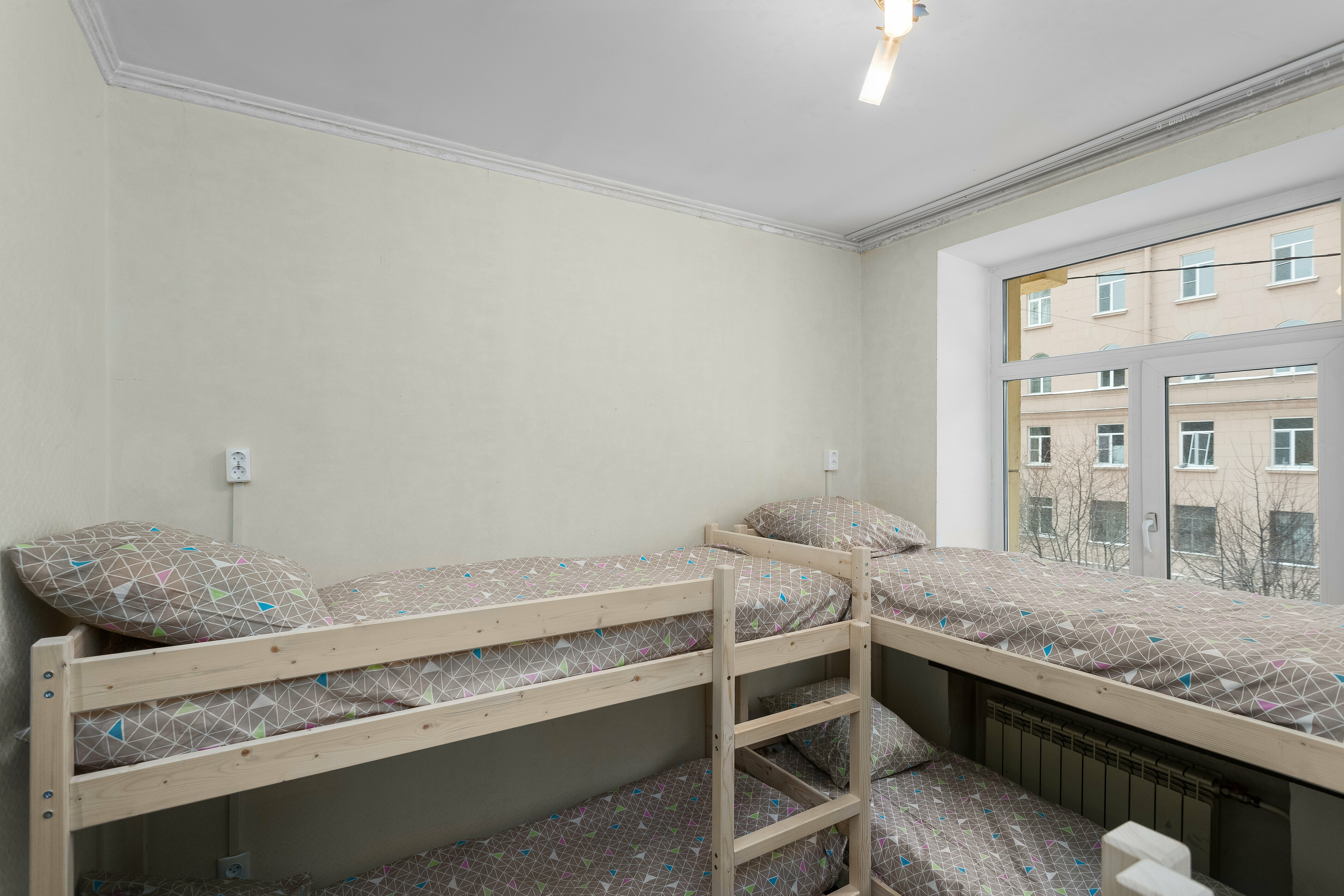 Спальное место на двухъярусной кровати в общем номере для женщин